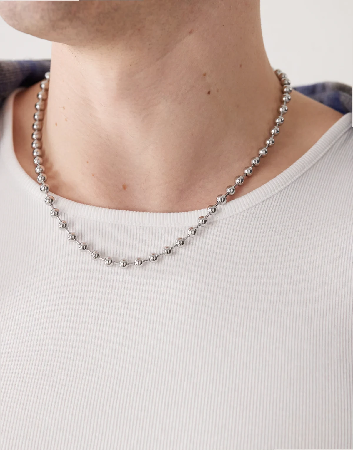 – Naszyjnik z łańcuszka kulkowego w odcieniu srebra