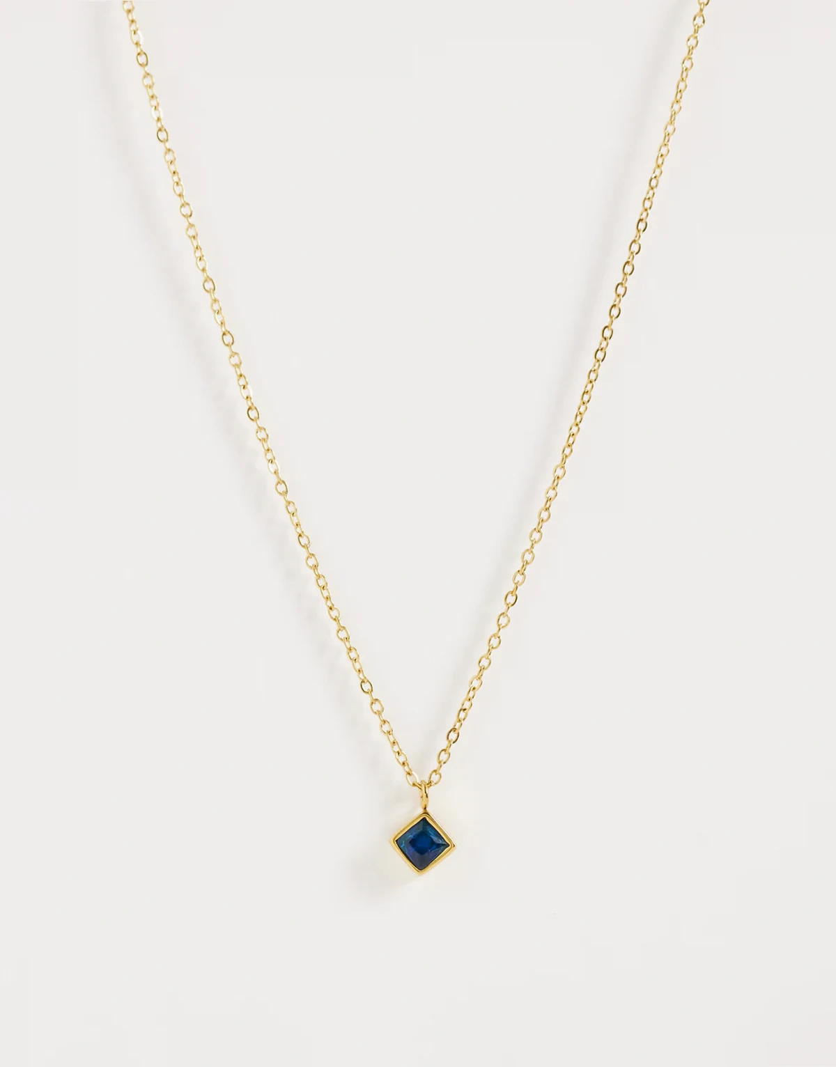 – Naszyjnik z wodoodpornej stali nierdzewnej w kolorze złota z zawieszką z szafirową cyrkonią