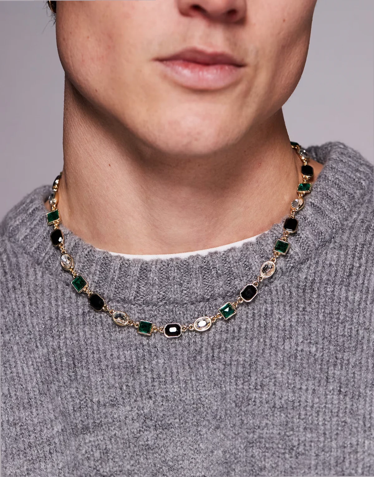 – Goldfarbene Halskette mit Schmucksteinen in Smaragdgrün und Schwarz und Kristallen