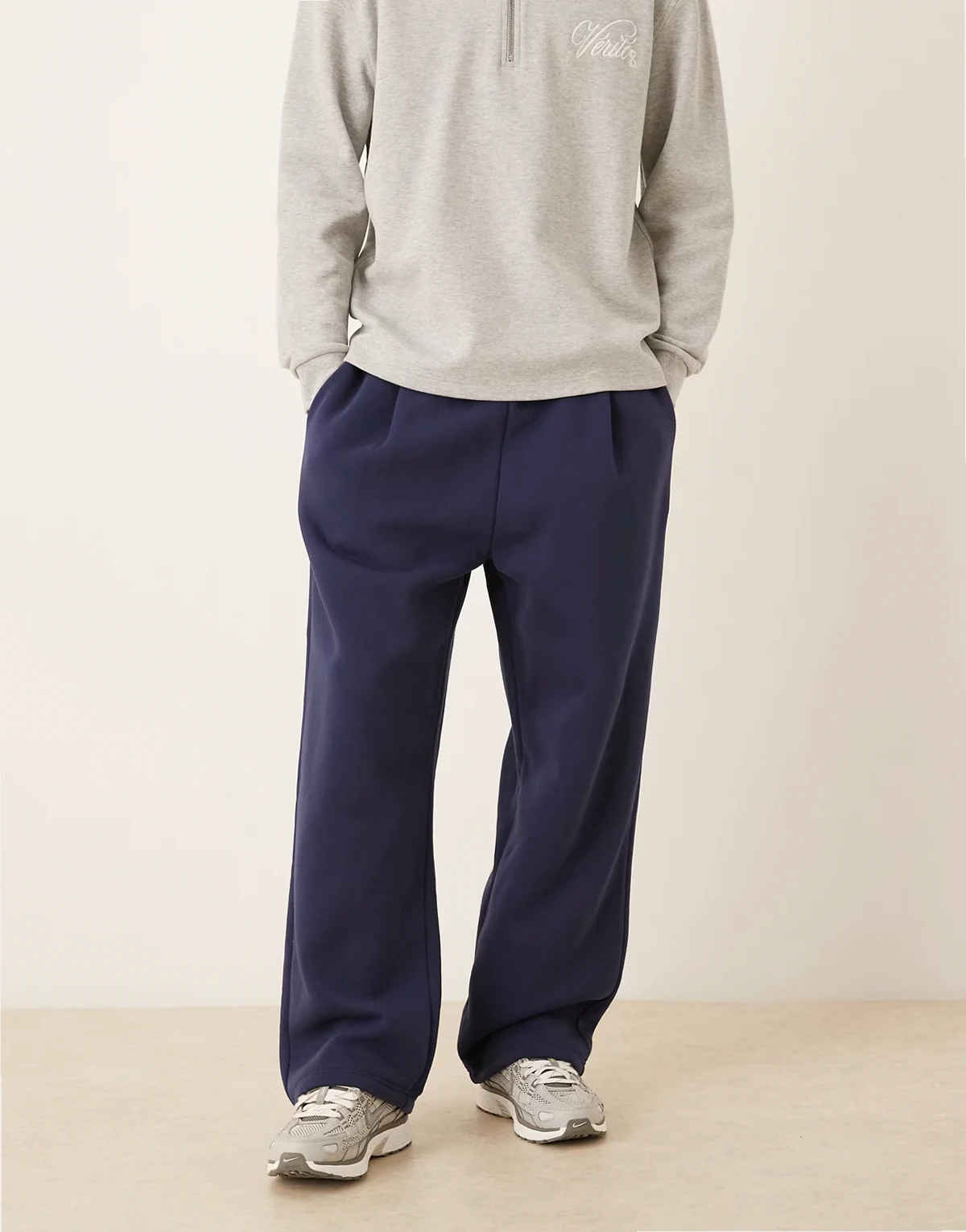 wide leg sweatpants with pleats in navy