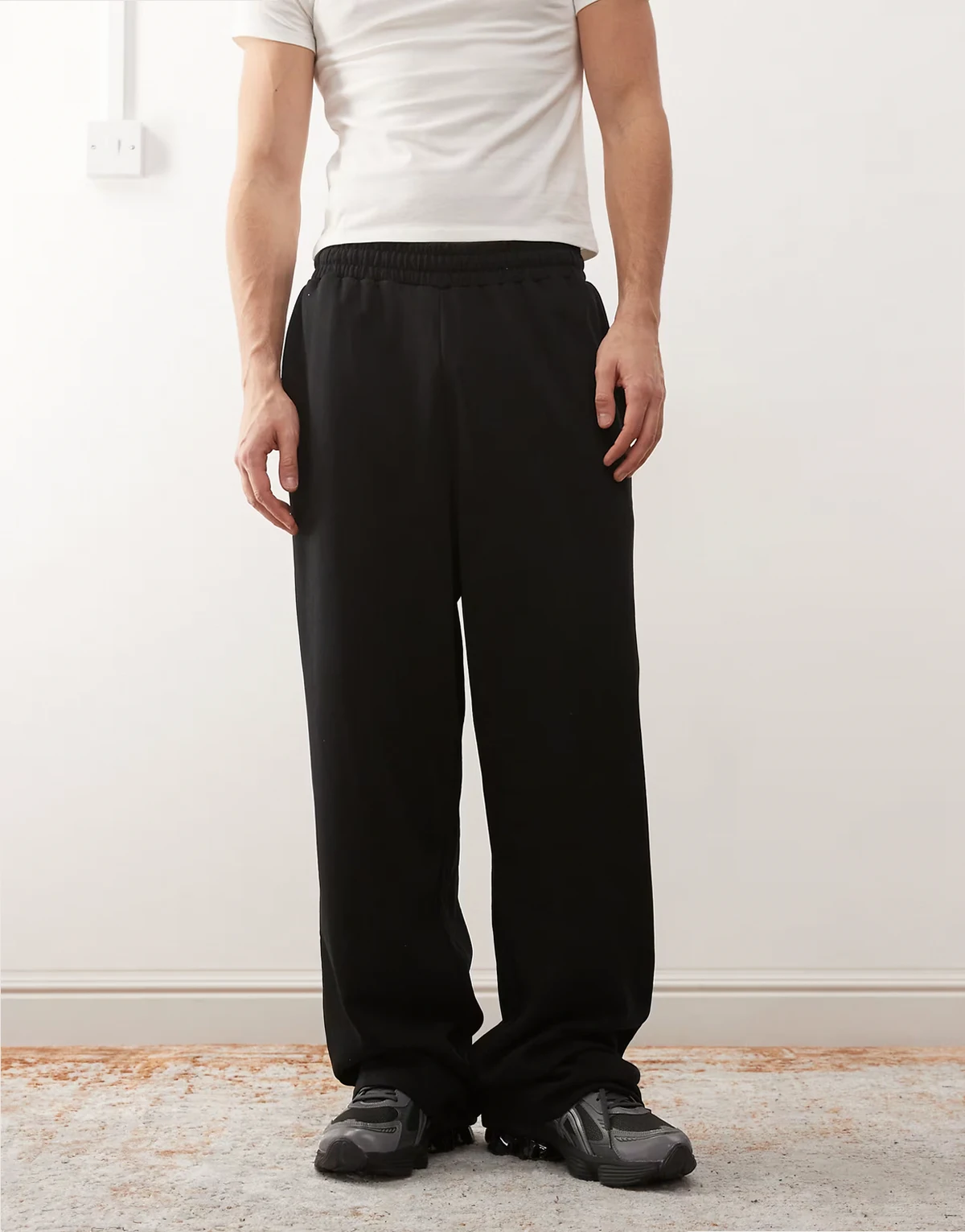 Relaxed skate sweatpants in black