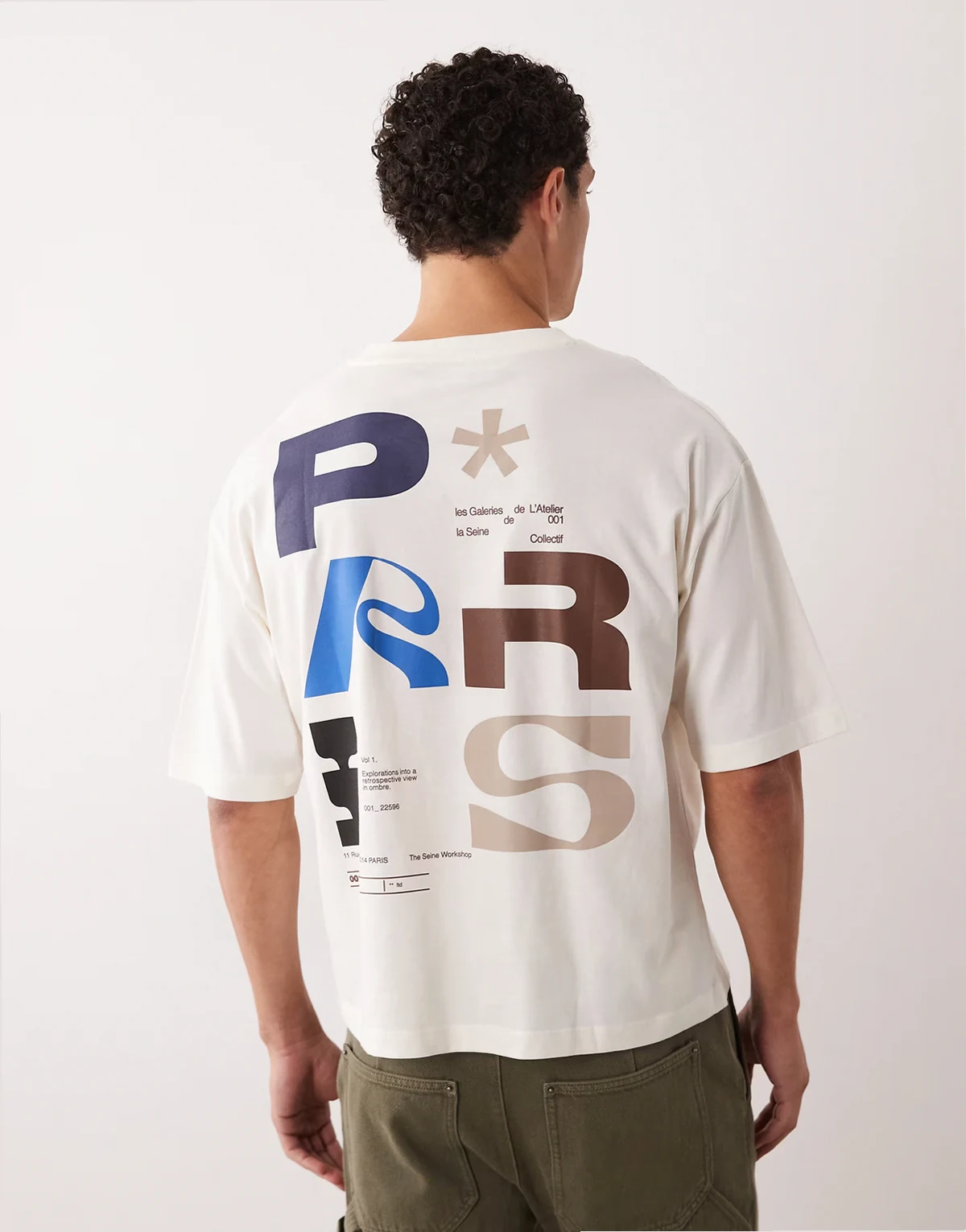 – T-shirt o pudełkowym kroju oversize w kolorze złamanej bieli z grafiką „Paris“