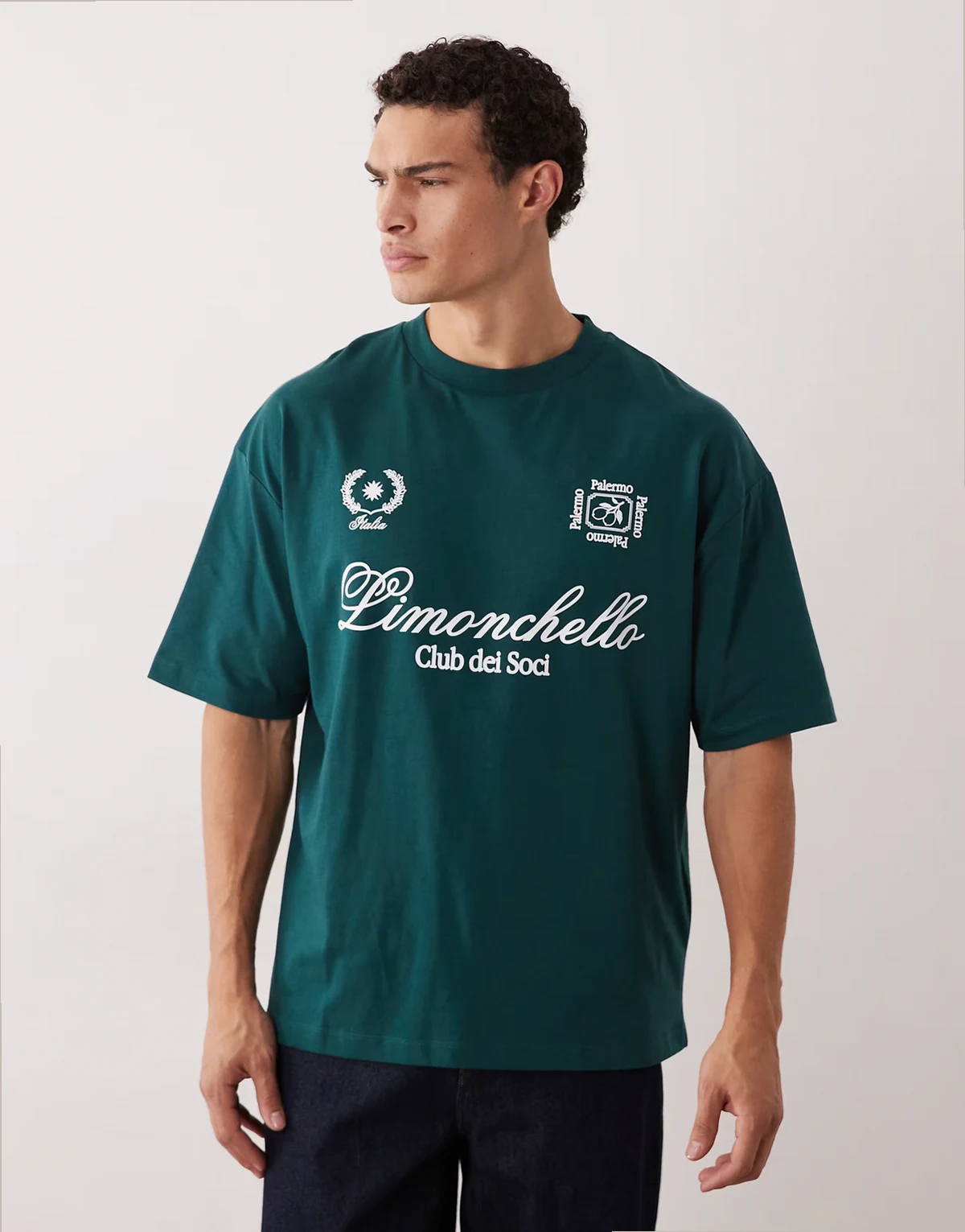 – Ciemnozielony T-shirt oversize z piłkarską grafiką z napisem „Limoncello”