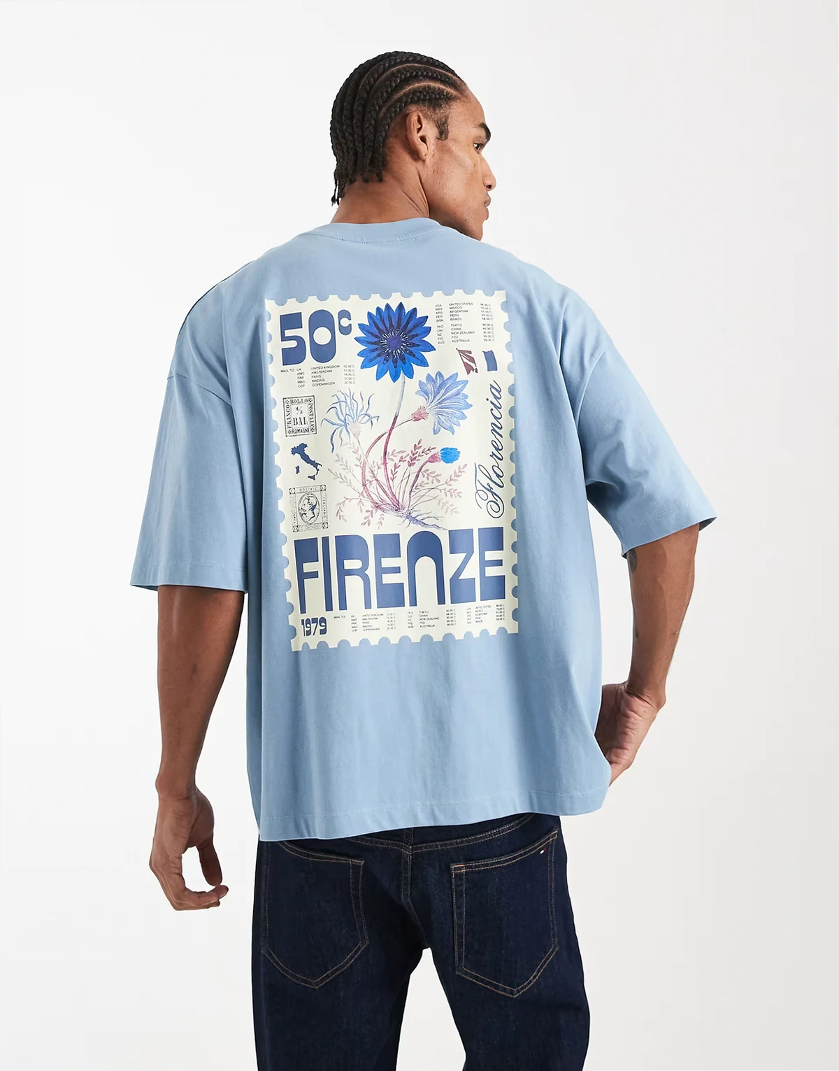– Jasnoniebieski T-shirt oversize z nadrukiem znaczka