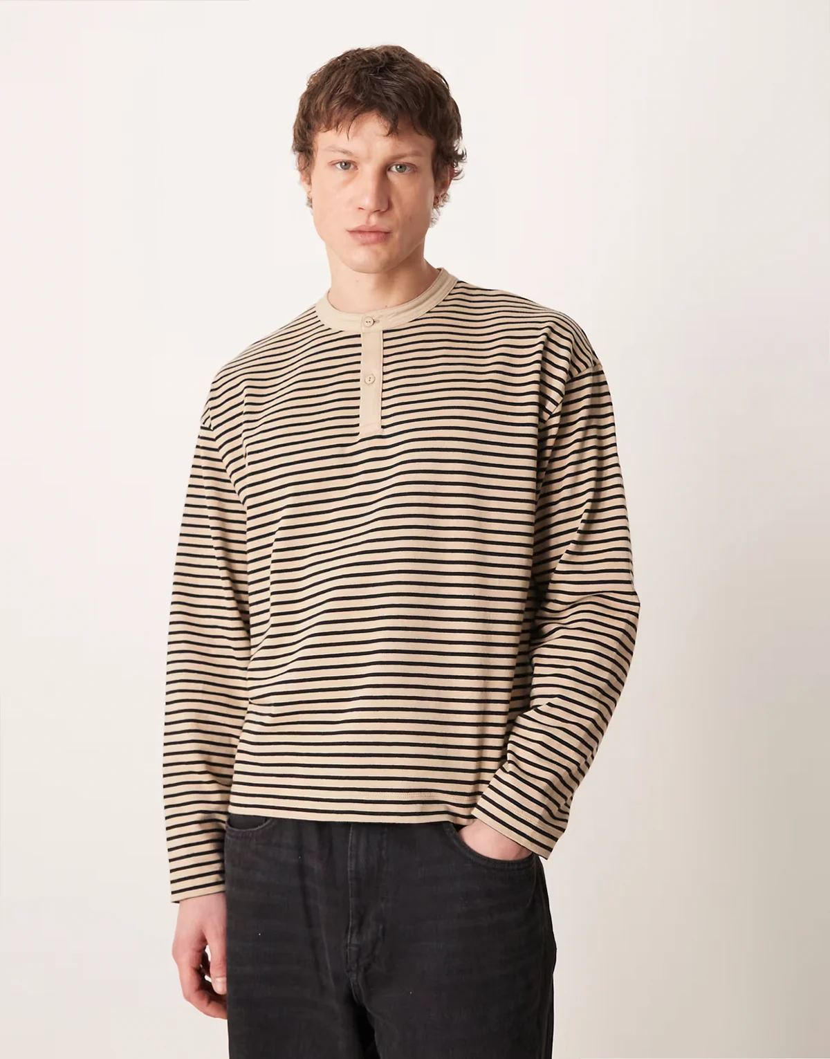 – Gruby T-shirt oversize w czarno-beżowe paski o pudełkowym kroju z długimi rękawami i dekoltem typu henley