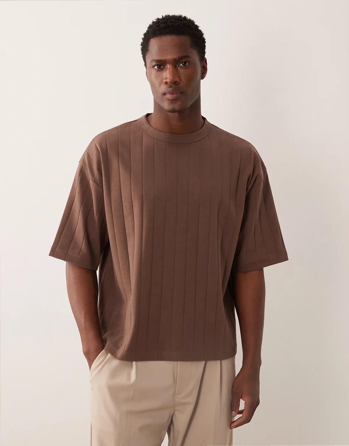 – T-shirt oversize o pudełkowym kroju z szerokimi prążkami w kolorze brązowym