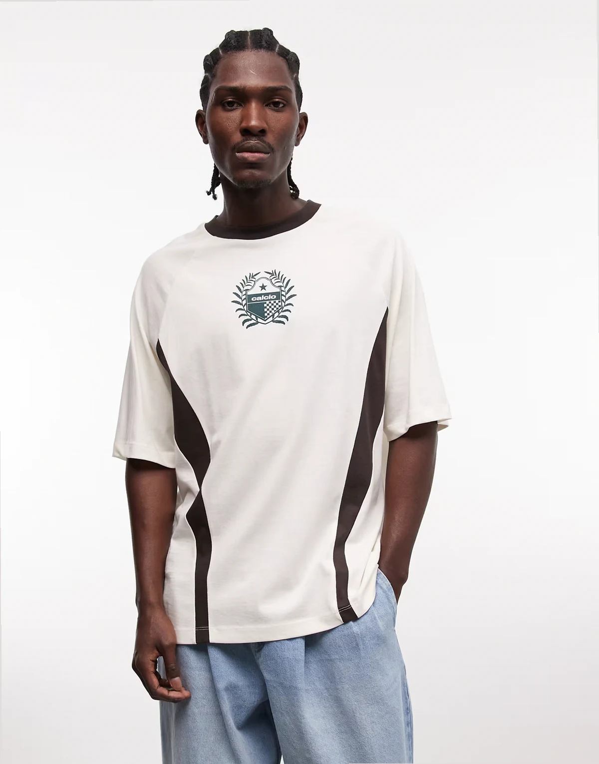 – T-shirt o pudełkowym kroju oversize z łączonych materiałów w kolorze złamanej bieli ze sportową grafiką