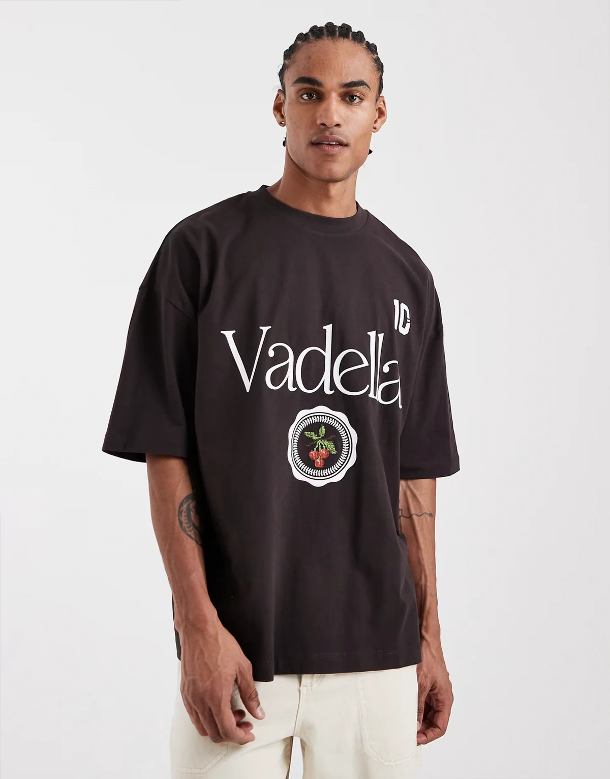– Brązowy T-shirt oversize z nadrukiem z pomarańczami z przodu