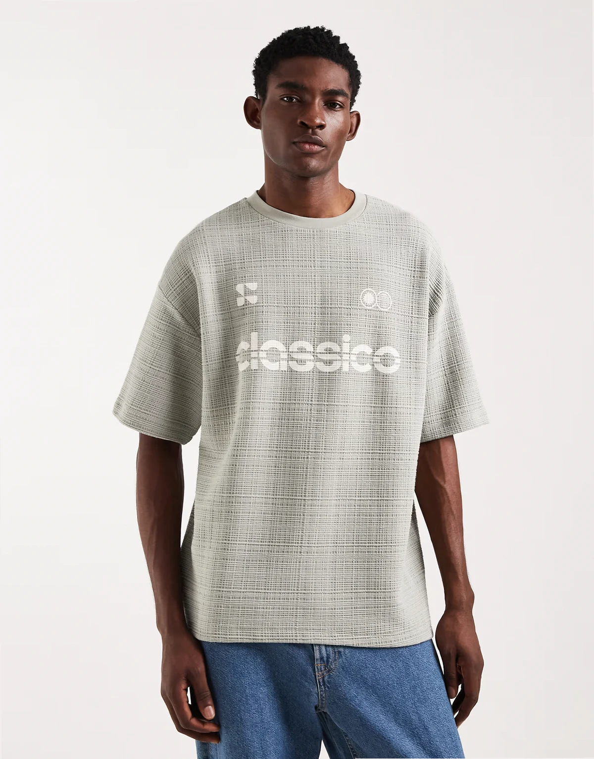 – Gruby fakturowany T-shirt oversize w kolorze zielonym z grafiką z kwiatkiem