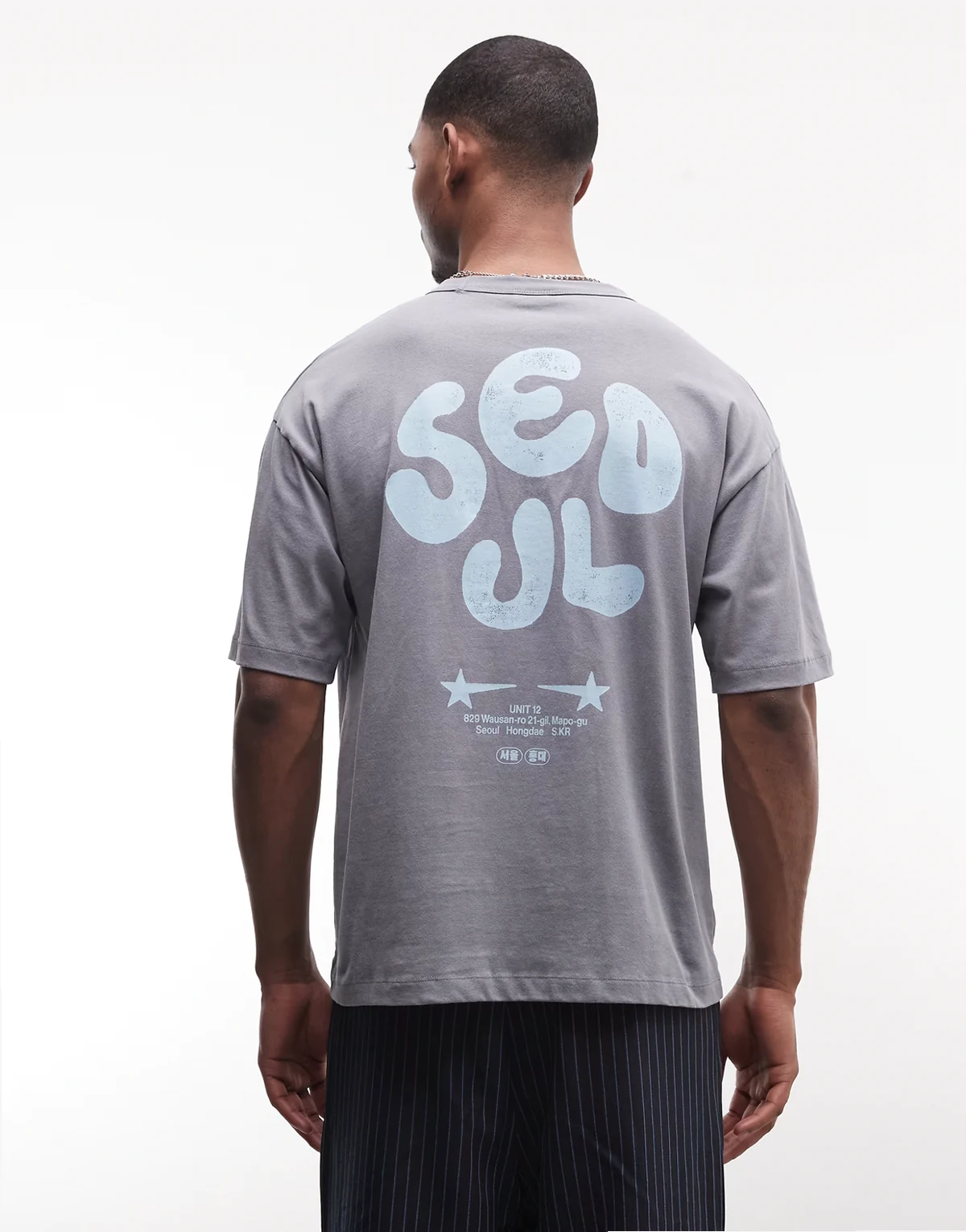 – Szary gruby T-shirt oversize z efektem sprania i grafiką z napisem „Seoul”
