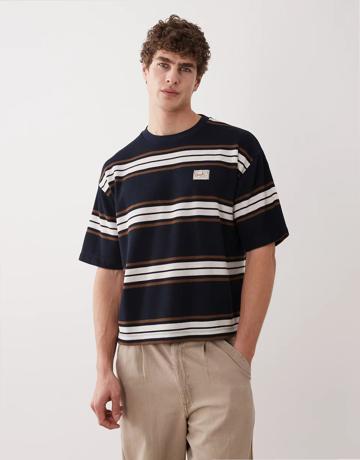 – Gruby ciemny T-shirt oversize o pudełkowym kroju w paski z haftem na piersi