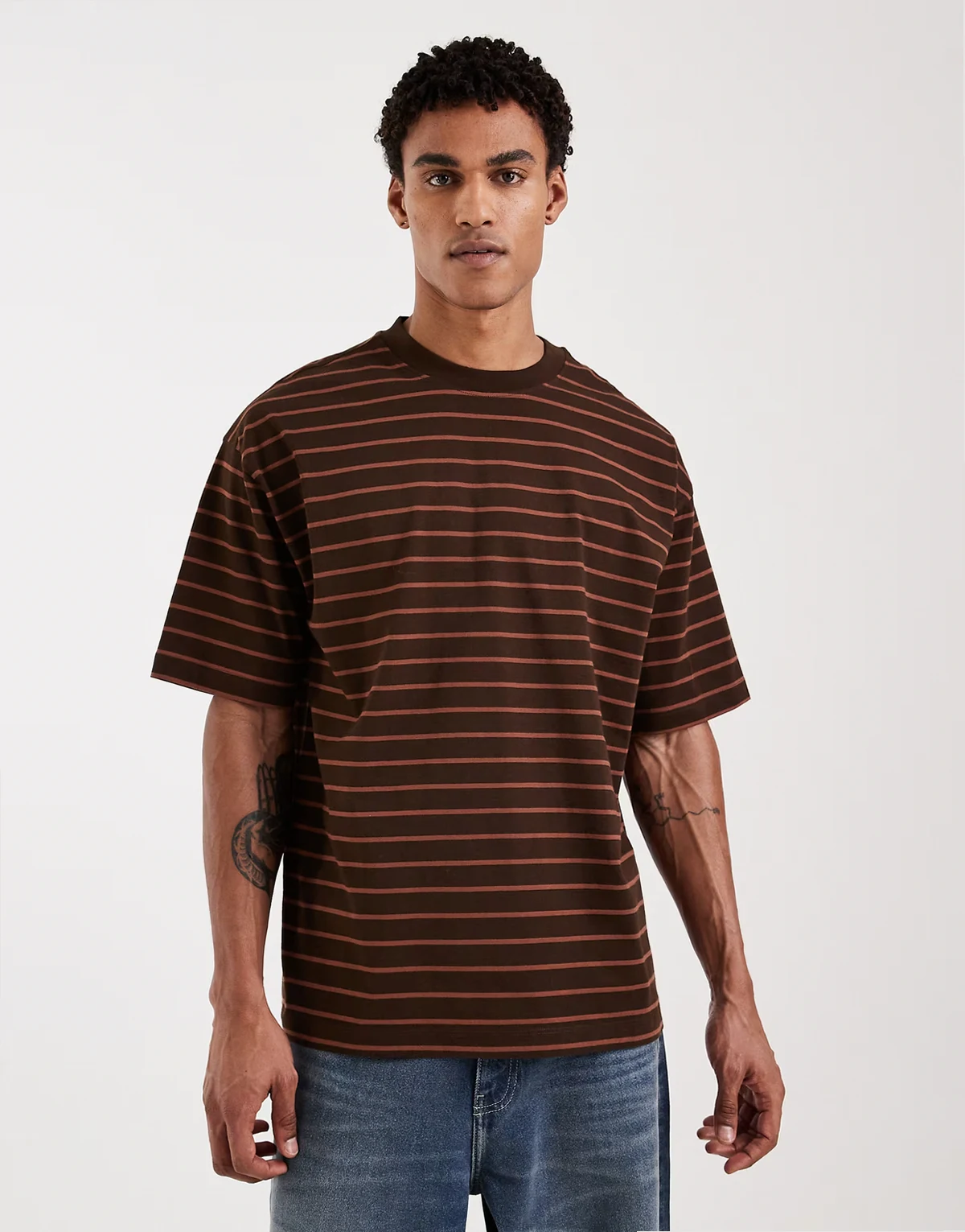 – Brązowy T-shirt oversize w paski