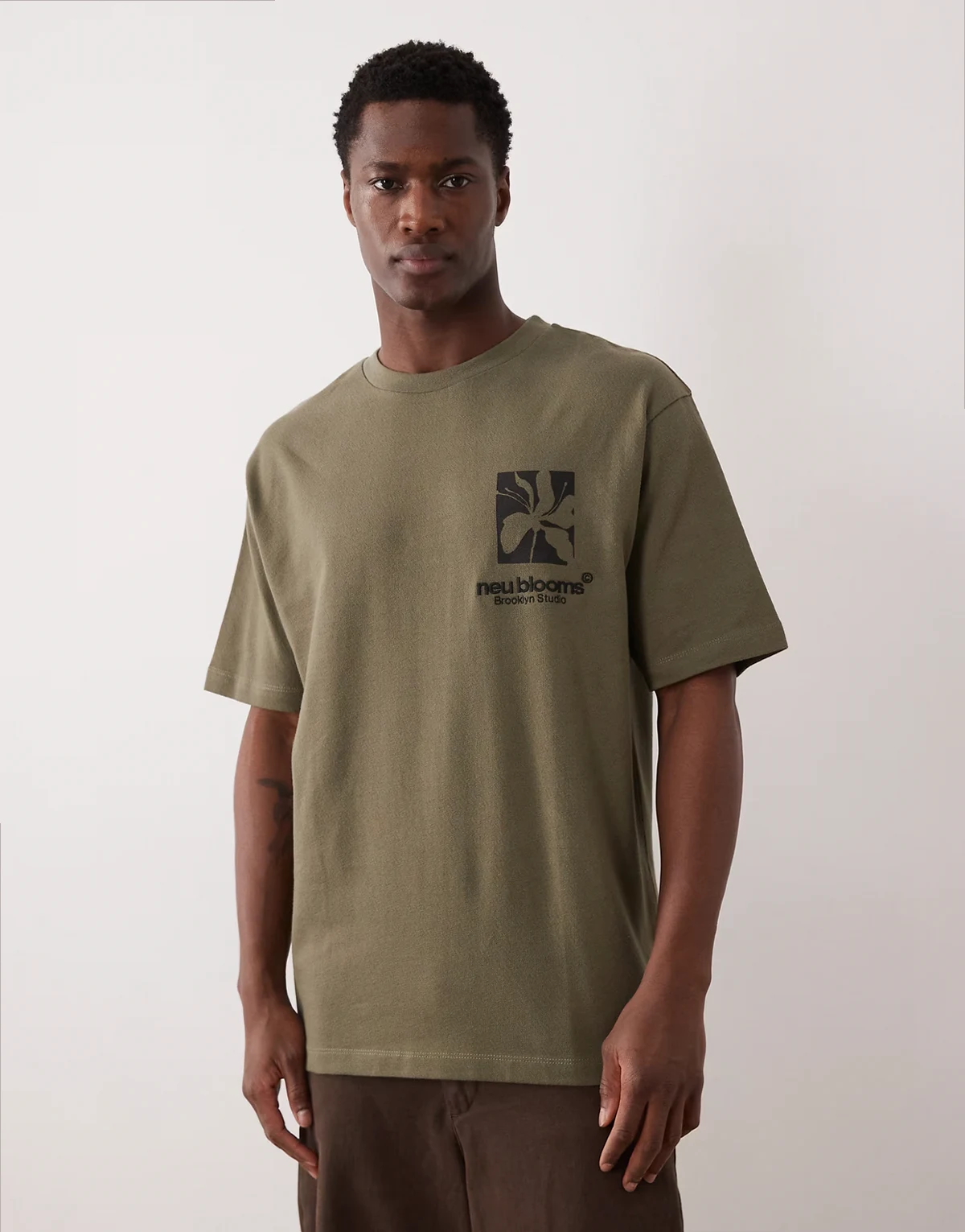 – Gruby T-shirt o luźnym kroju w kolorze khaki z kwiatowym nadrukiem i haftem
