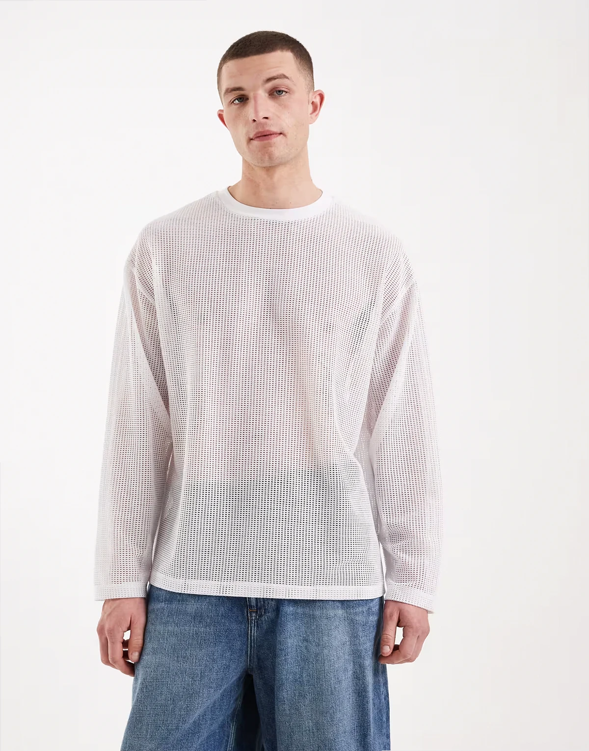 – Biały teksturowany T-shirt oversize z długimi rękawami