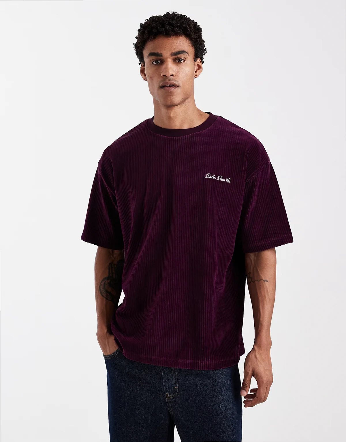 – Bordowy gruby T-shirt oversize z haftem na piersi