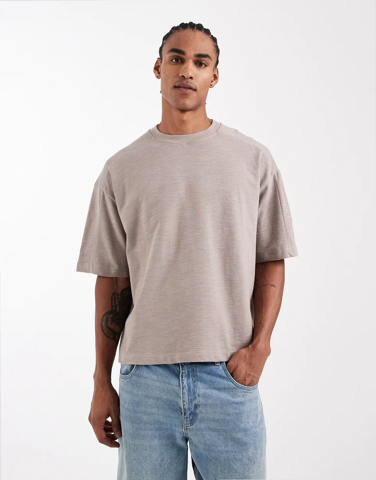– Szarobeżowy T-shirt o pudełkowym kroju oversize z materiału slub z ozdobnymi szwami