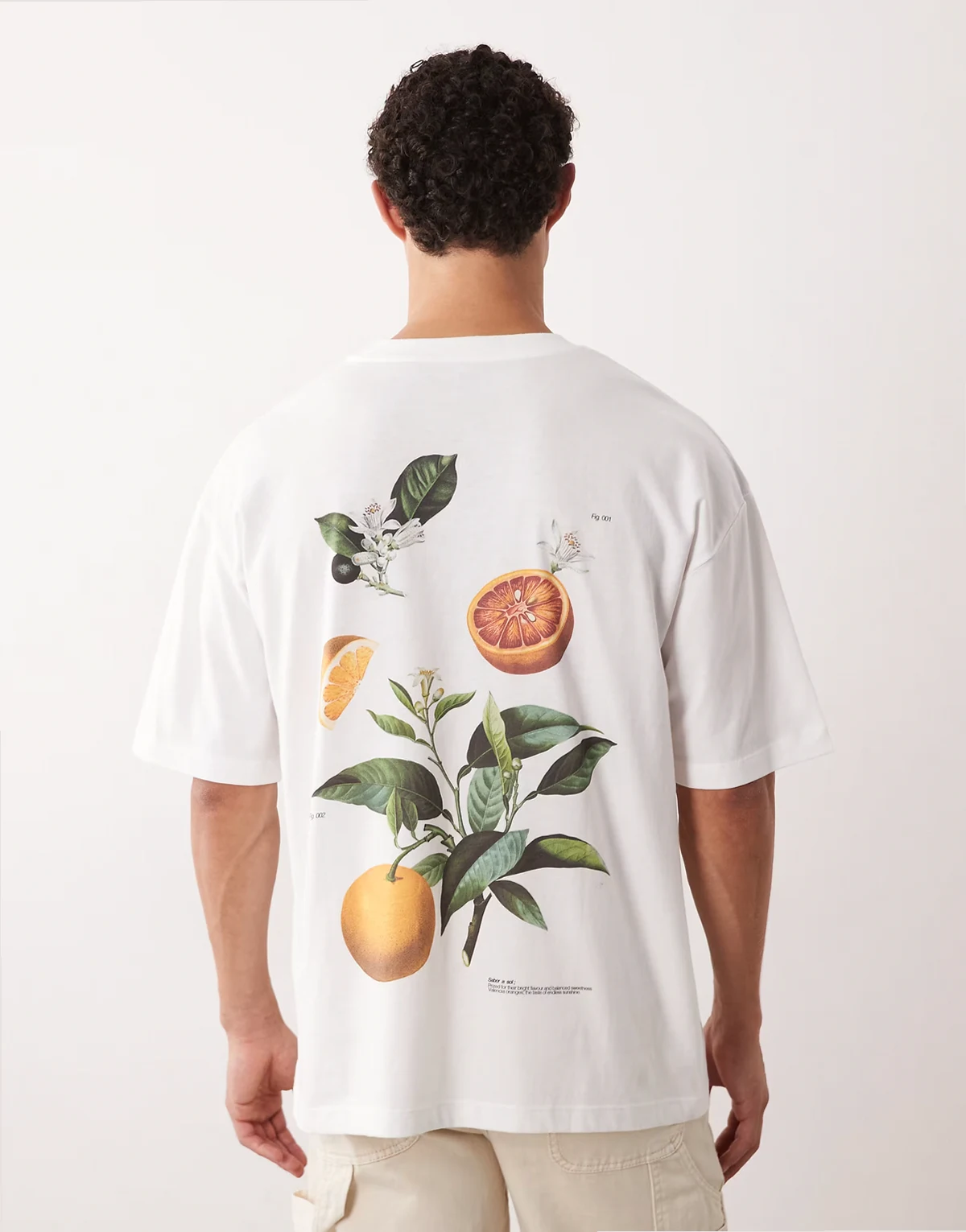 – Biały T-shirt oversize z nadrukiem owoców