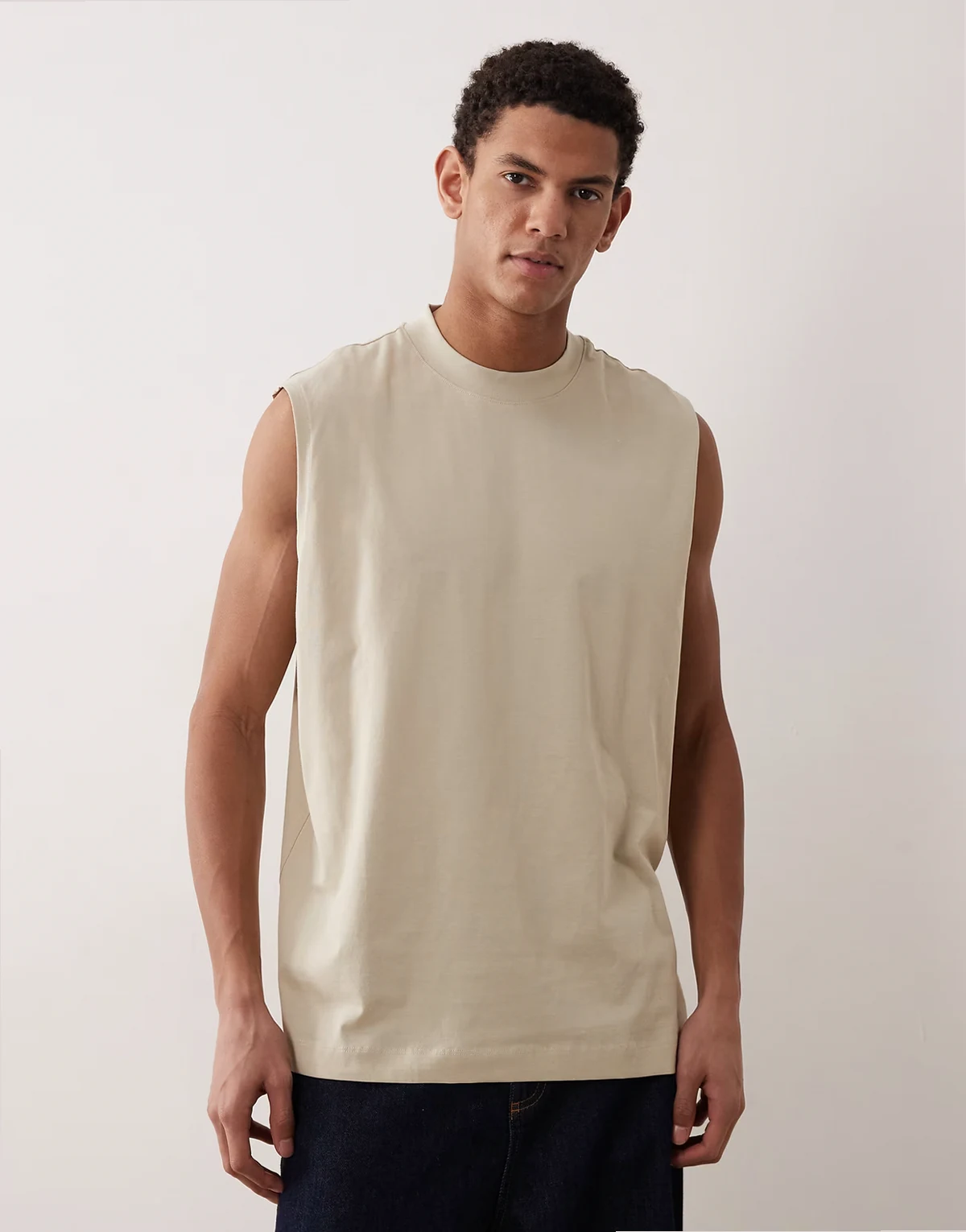 – Basic – Szarobeżowy top bez rękawów o fasonie oversize