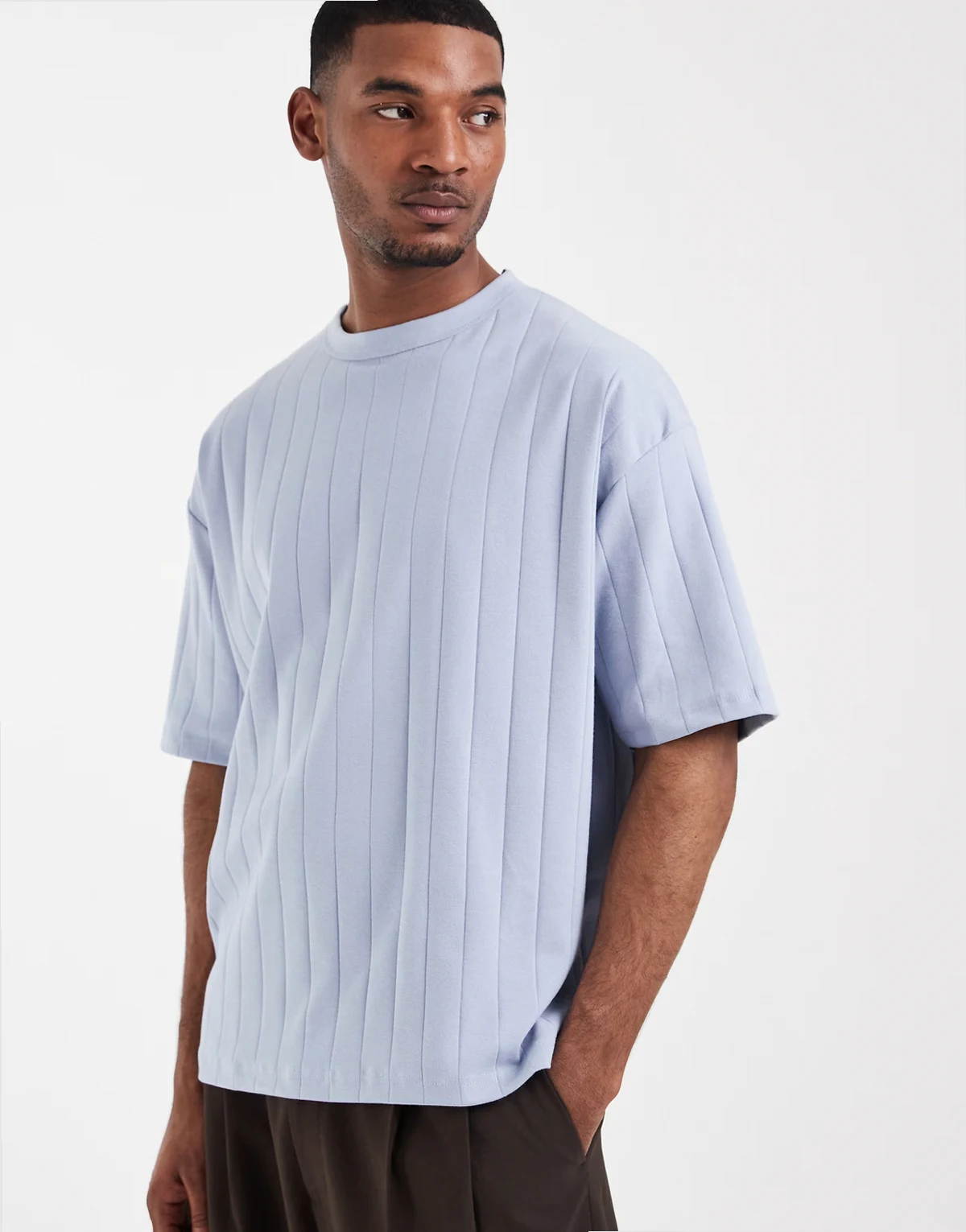 – Niebieski prążkowany T-shirt oversize