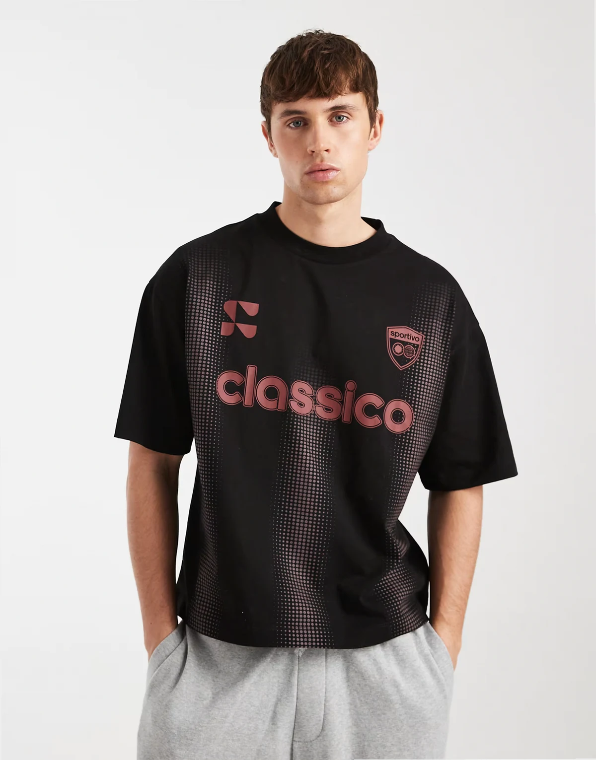 – Czarny T-shirt oversize o pudełkowym kroju z grafiką z kwiatami