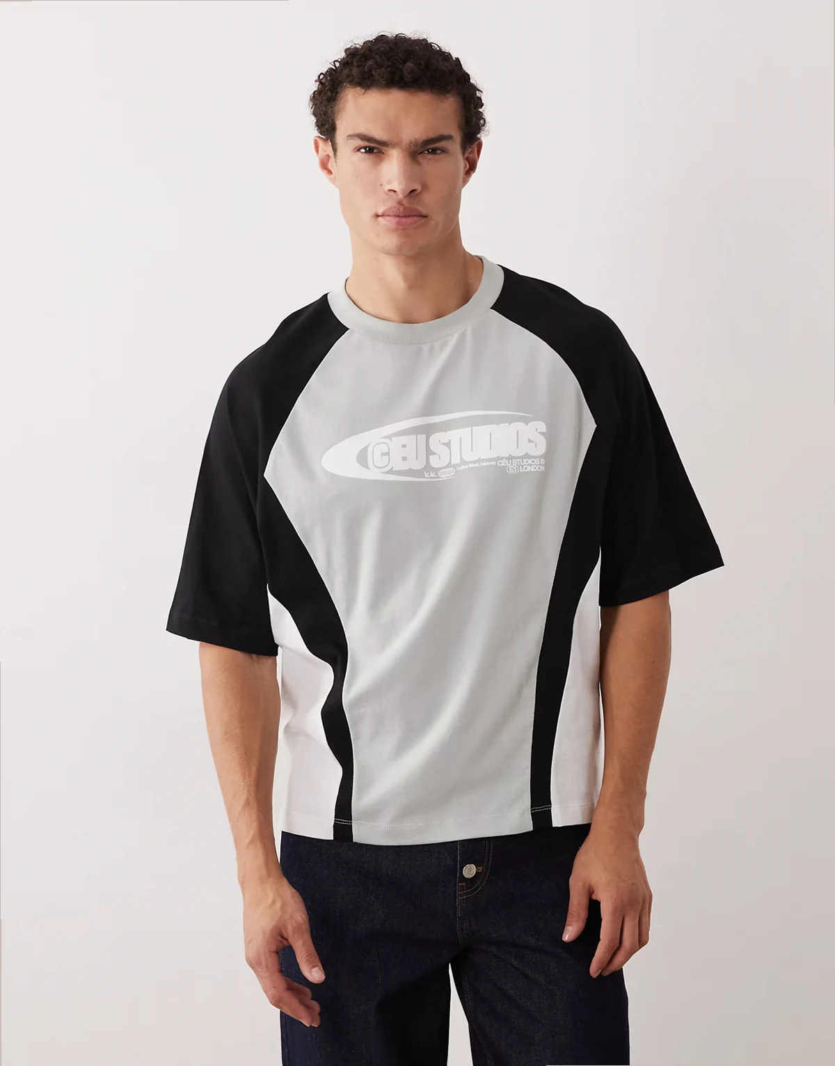 – Jasnoszary panelowy T-shirt oversize o pudełkowym kroju ze sportową grafiką