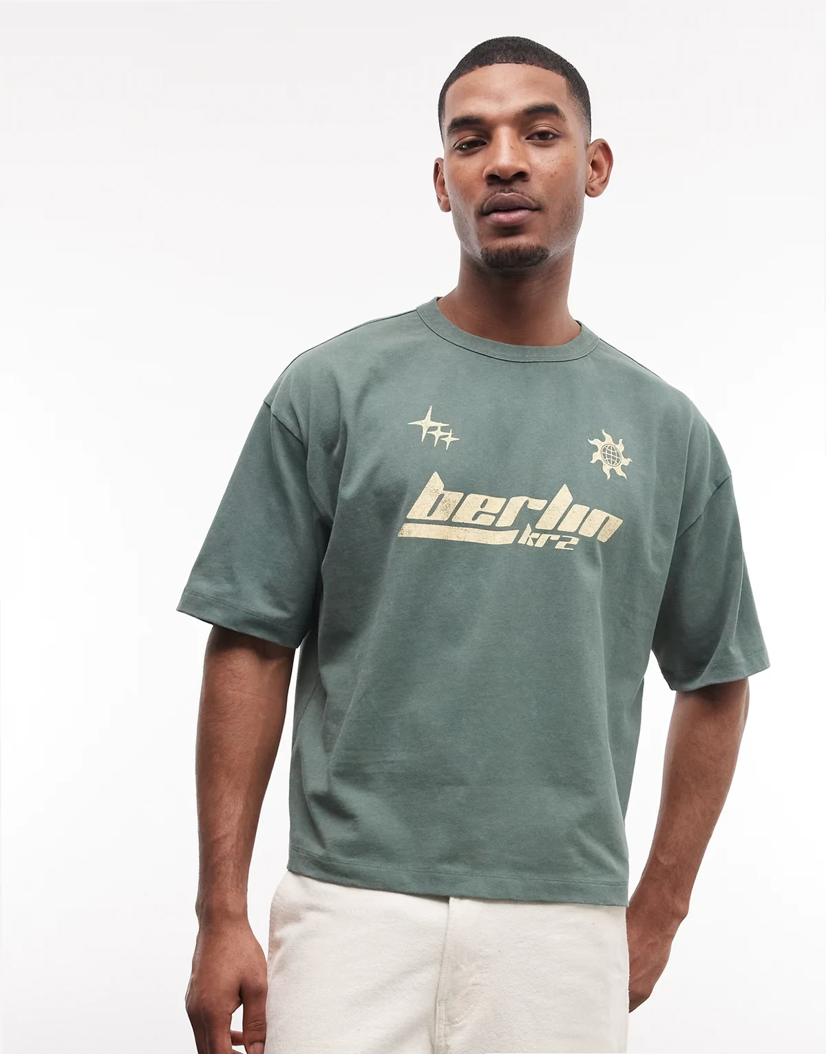 – Zielony sprany gruby T-shirt oversize o pudełkowym kroju z napisem „Berlin“