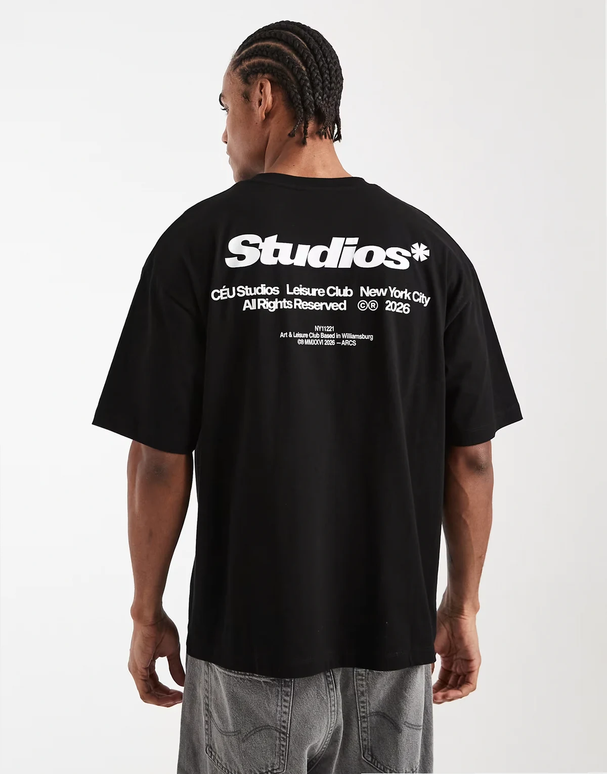 – Czarny T-shirt oversize z napisem na plecach
