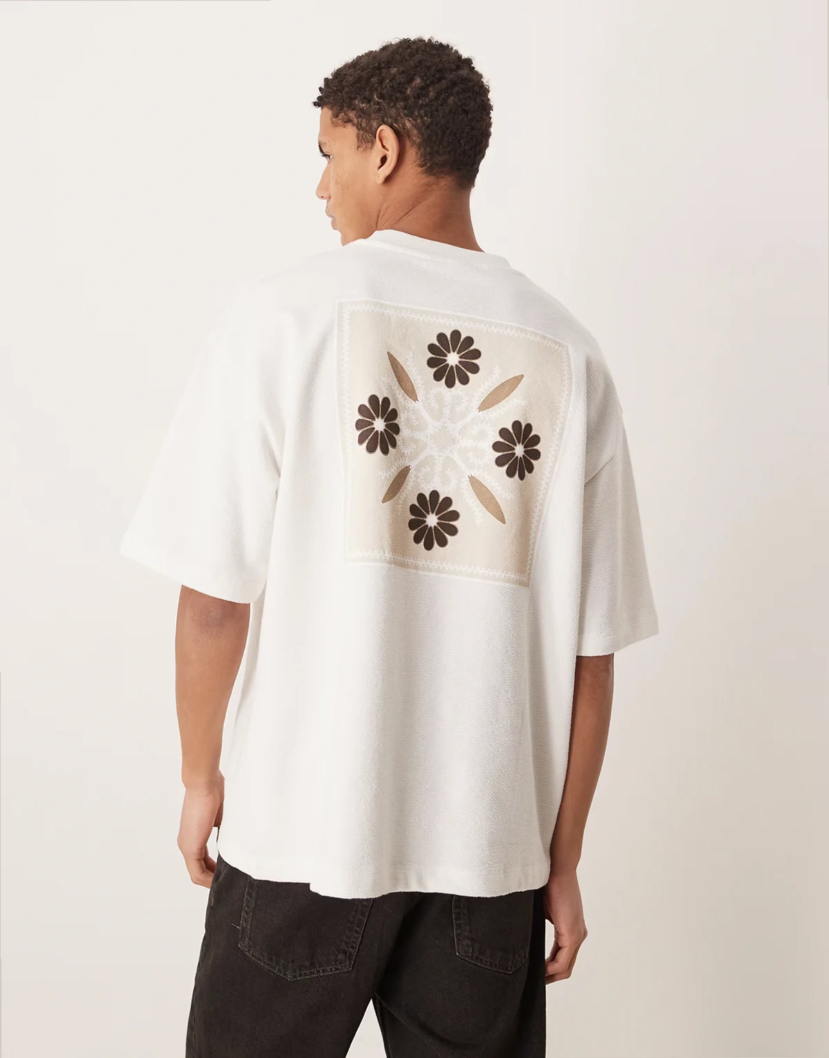 – Bardzo gruby T-shirt oversize w kolorze złamanej bieli z letnią grafiką