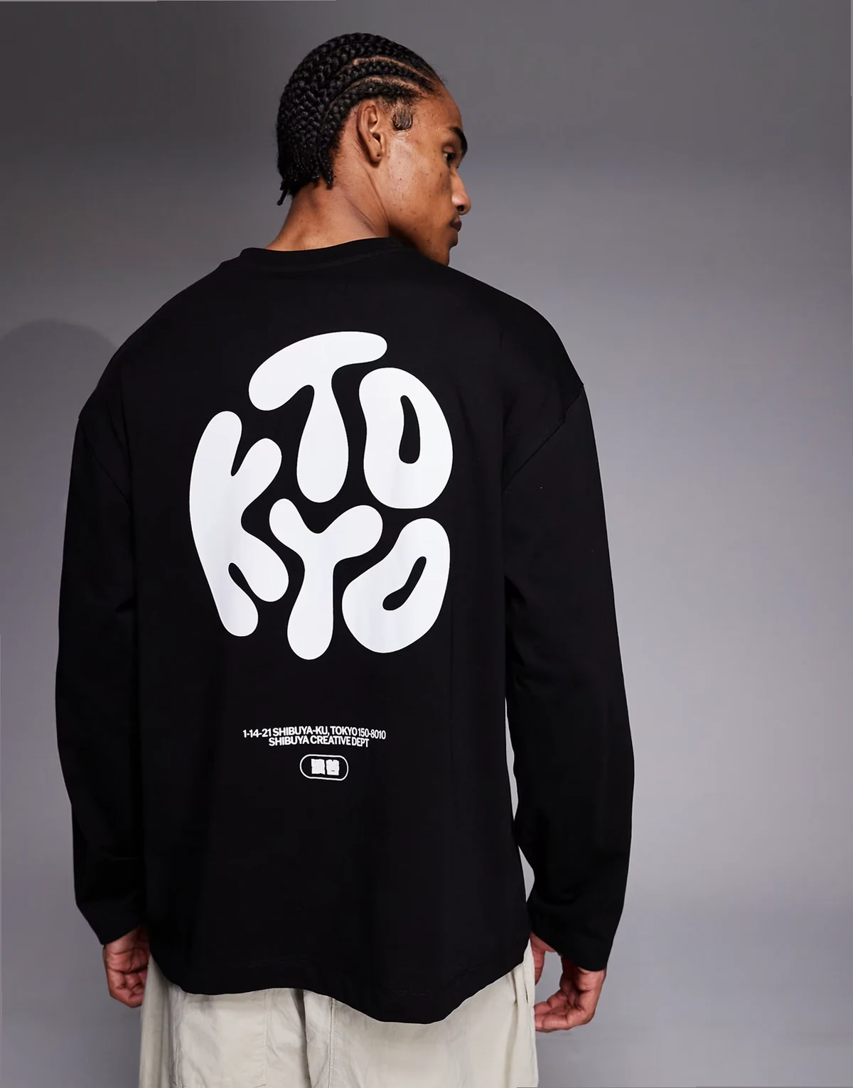 – Czarny T-shirt oversize z długimi rękawami i grafiką „Kyoto”
