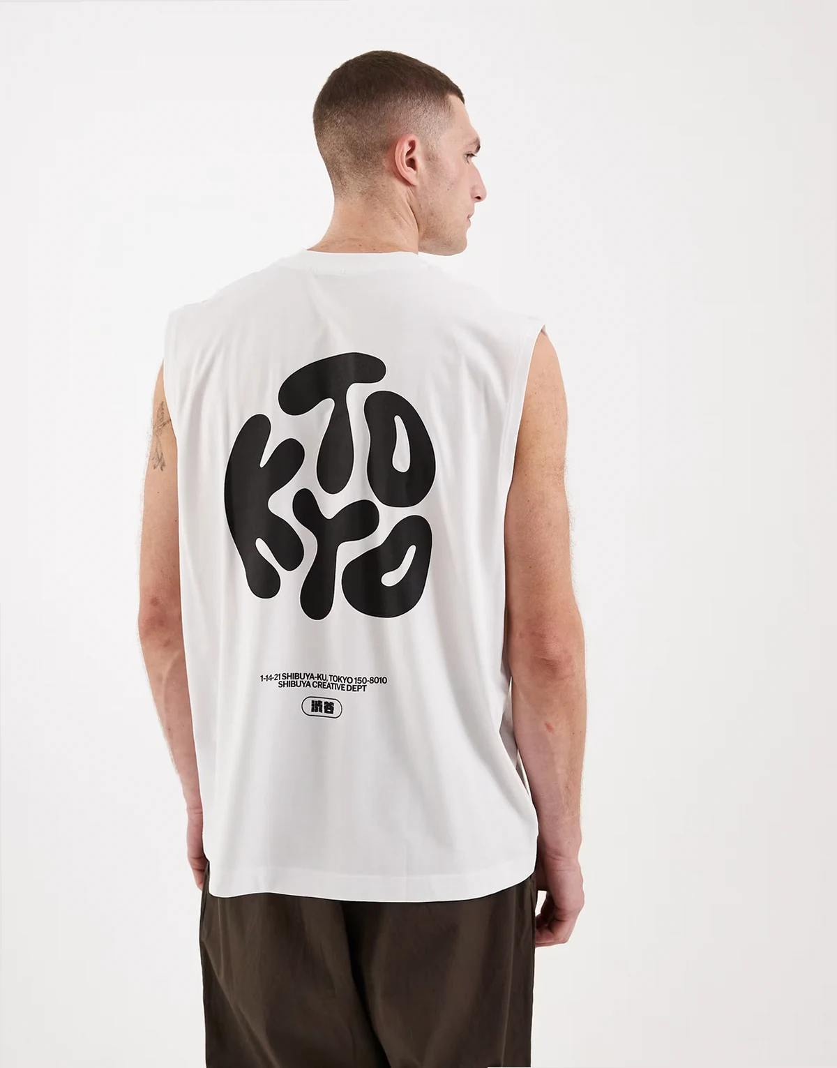 – Biały T-shirt oversize z nadrukiem „Kyoto”