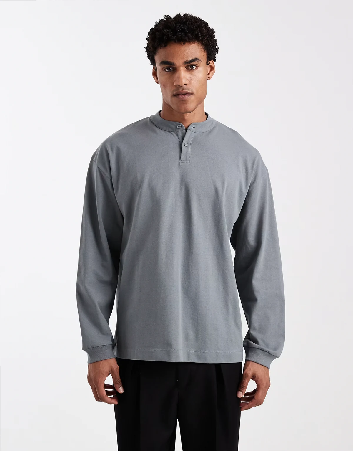 – Gruby grafitowy T-shirt oversize z długimi rękawami i dekoltem henley