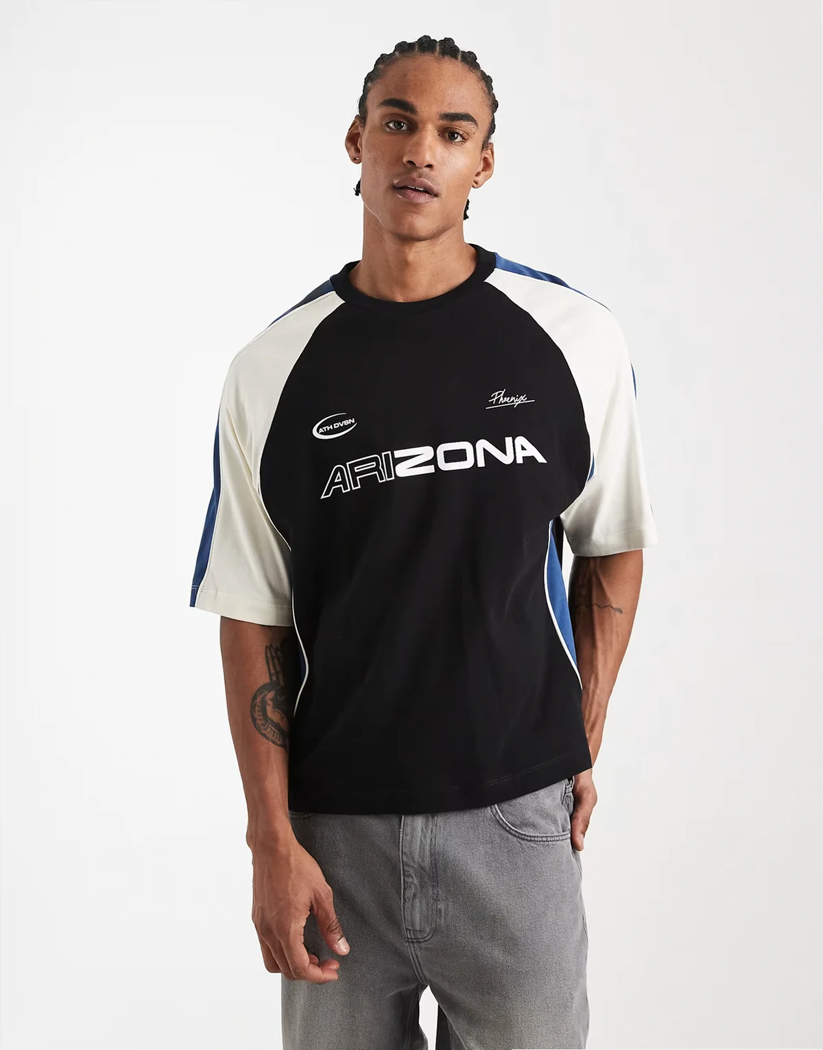 – Czarny pudełkowy T-shirt oversize z łączonych elementów ze sportową grafiką