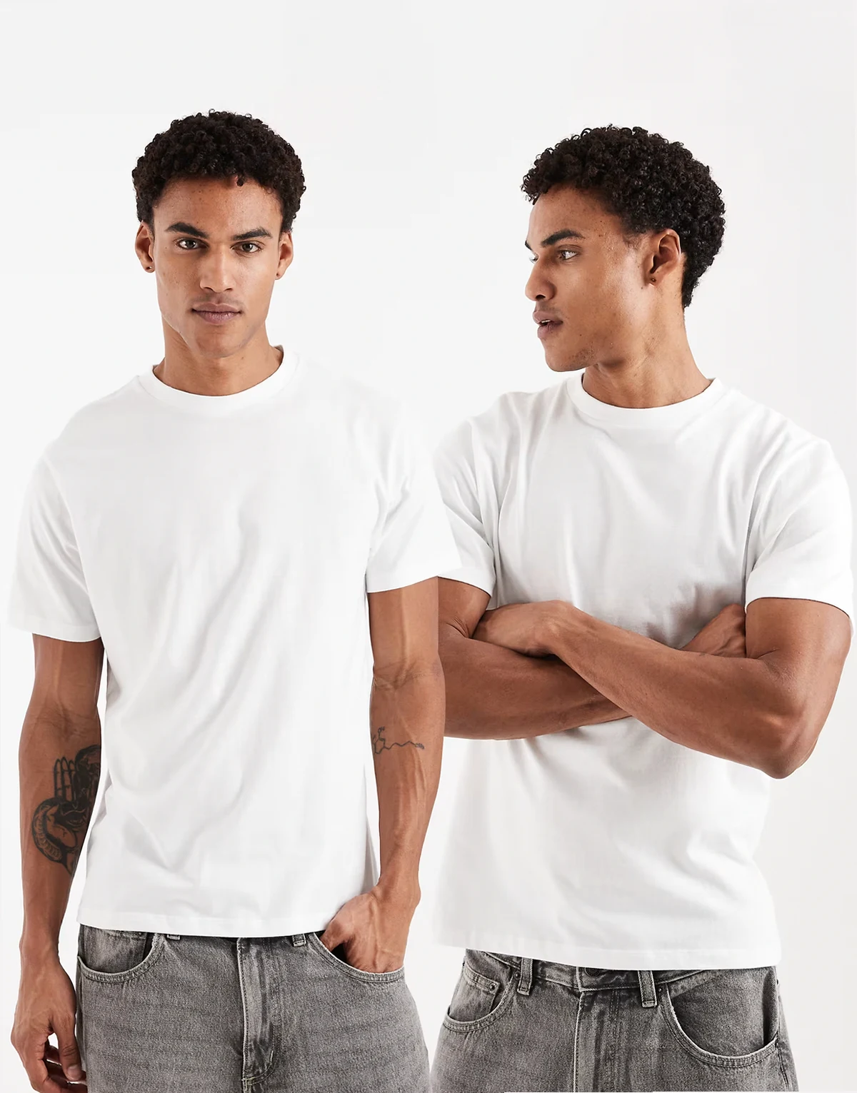– Zestaw 2 białych T-shirtów basic z okrągłym dekoltem