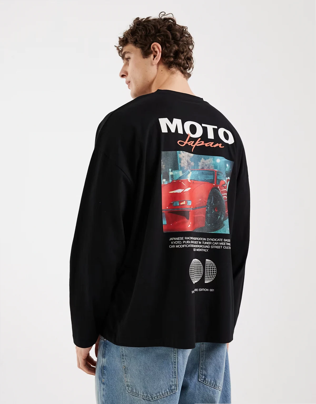 – Czarny T-shirt oversize z długim rękawem i nadrukiem na plecach