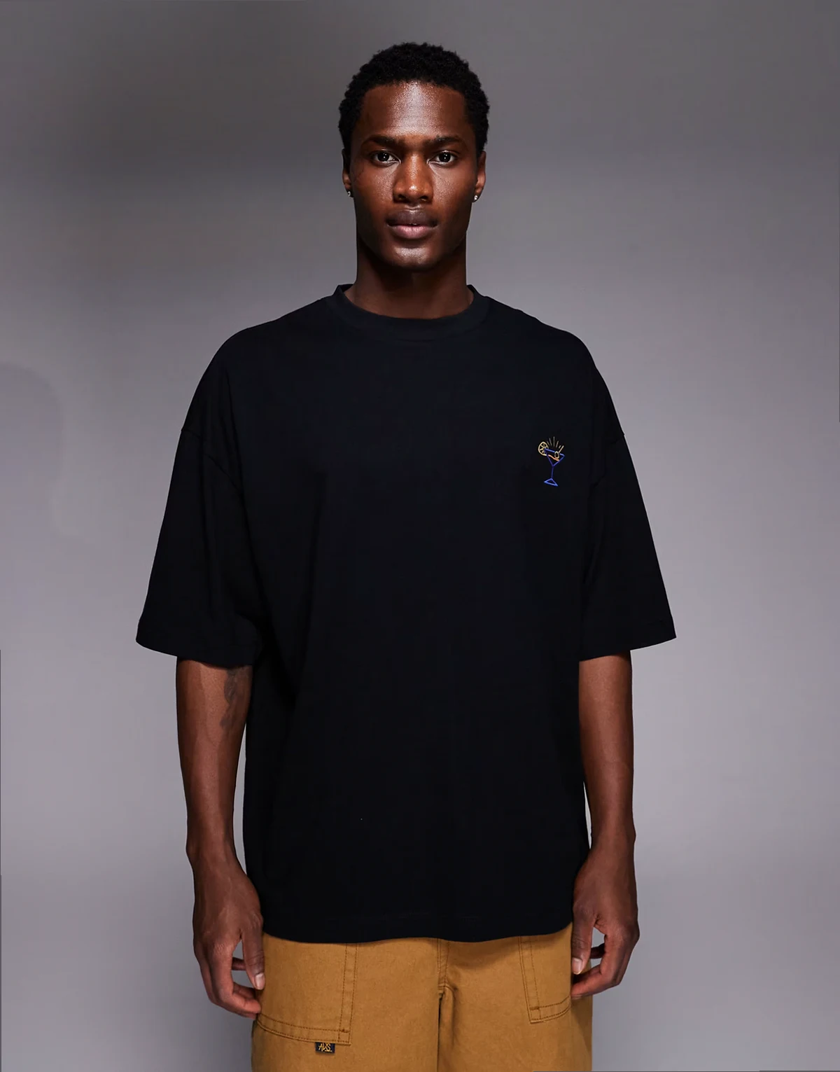 – Czarny T-shirt oversize z haftem na piersi