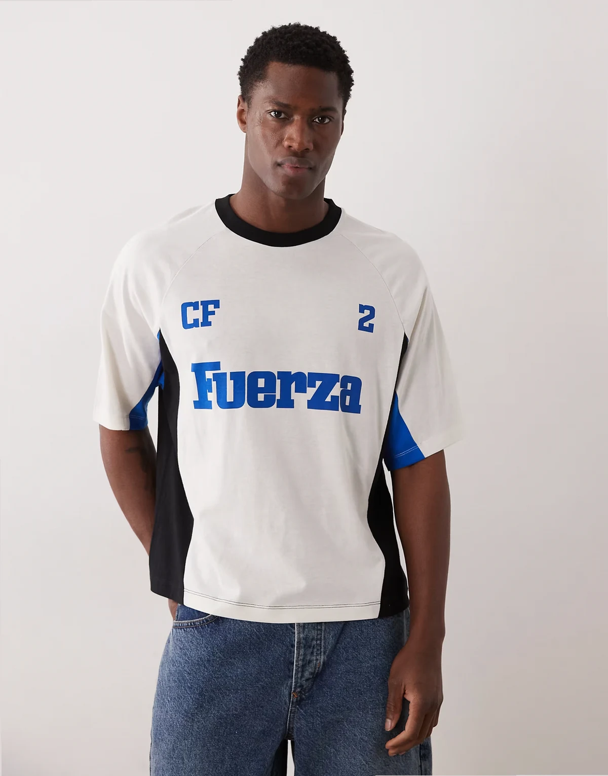 – T-shirt o pudełkowym kroju oversize z łączonych materiałów w kolorze złamanej bieli ze sportową grafiką