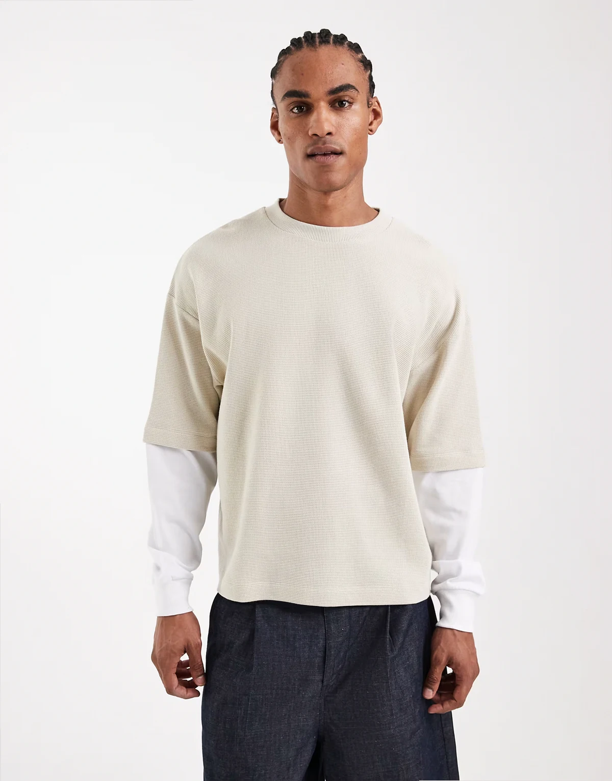 – Beżowy T-shirt oversize o waflowym splocie z długimi raglanowymi rękawami