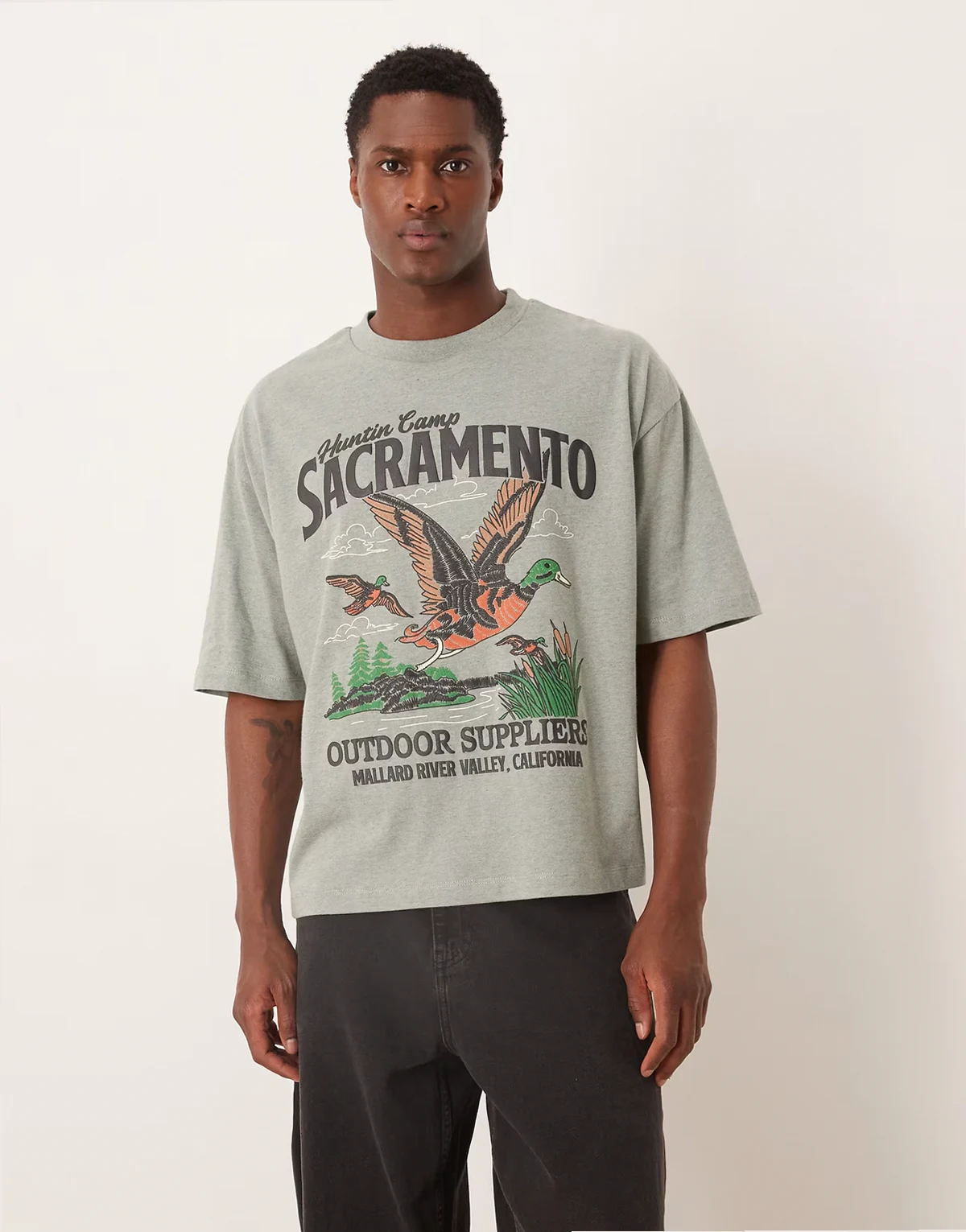 – Zielony melanżowy T-shirt oversize o pudełkowym kroju z nadrukiem kaczki