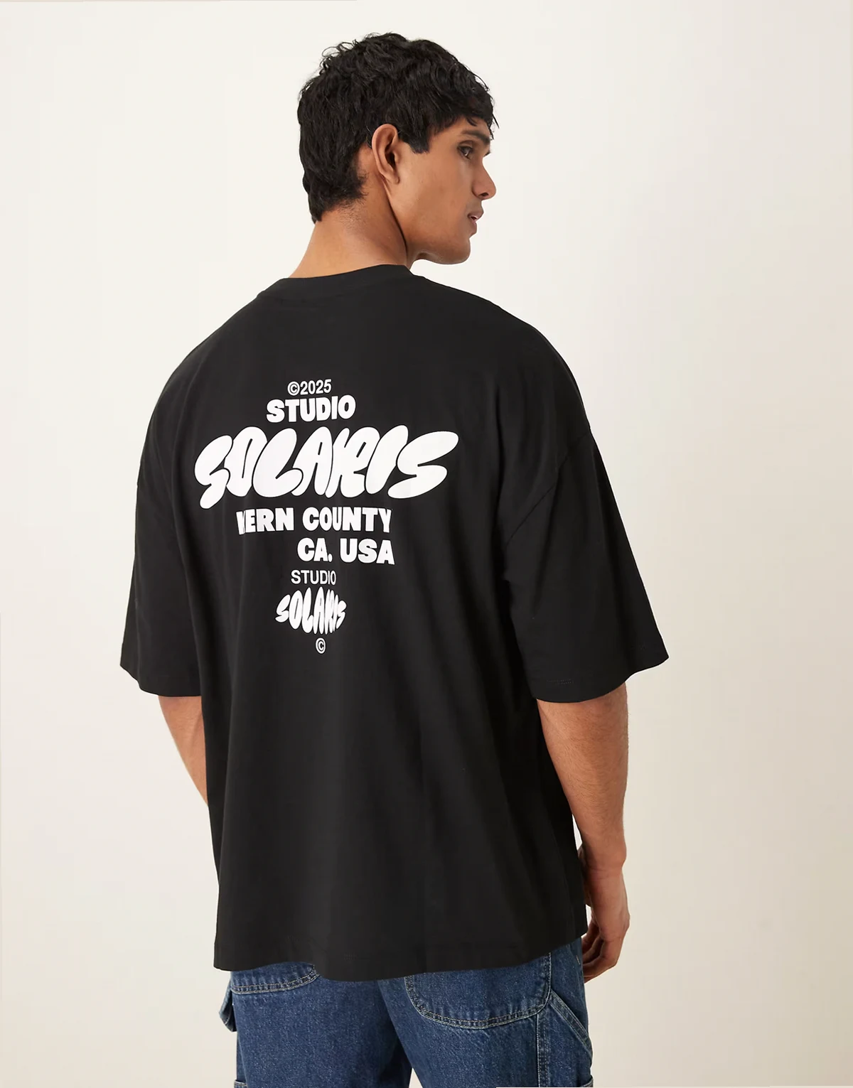 – Czarny T-shirt oversize z napisem na plecach