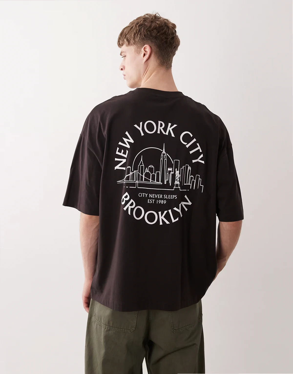 – Brązowy T-shirt oversize z nadrukiem New York na plecach