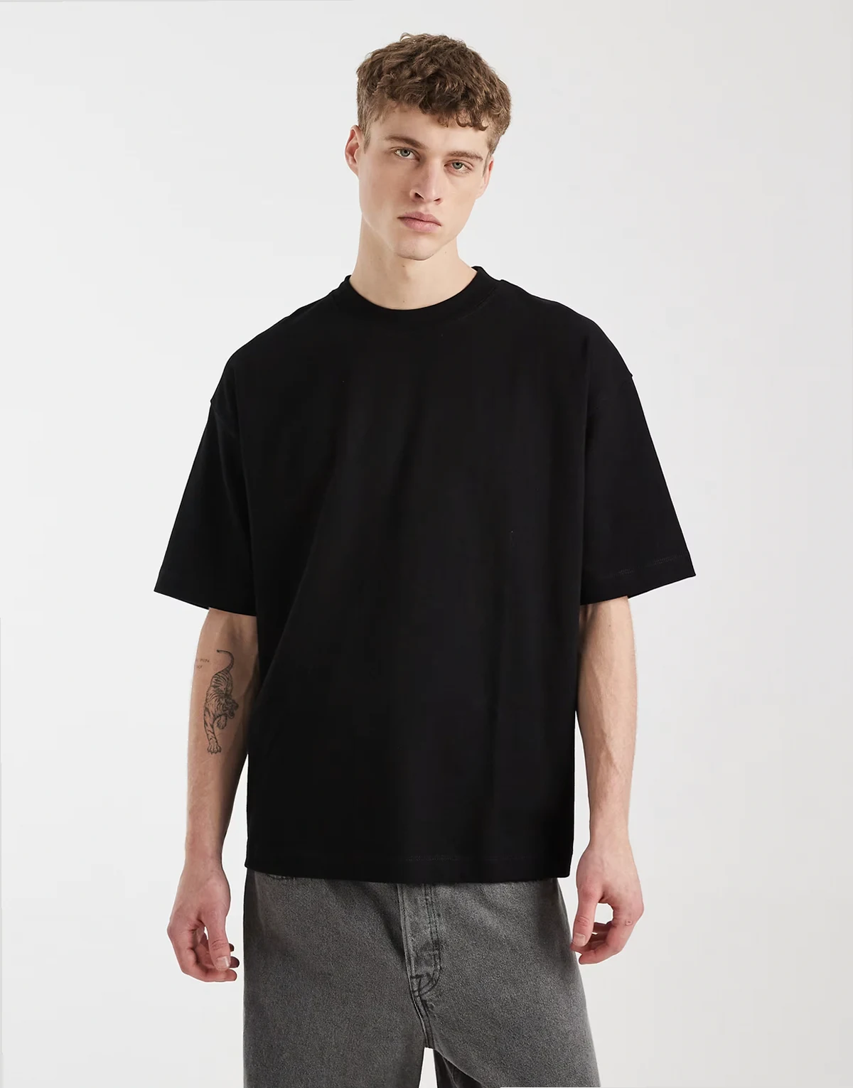 – Czarny bardzo gruby T-shirt oversize