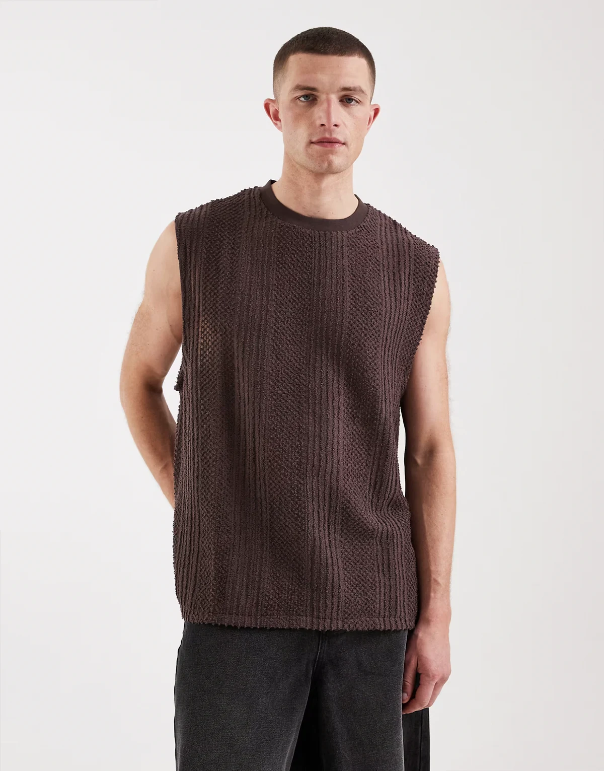 – Brązowy, fakturowany top oversize bez rękawów