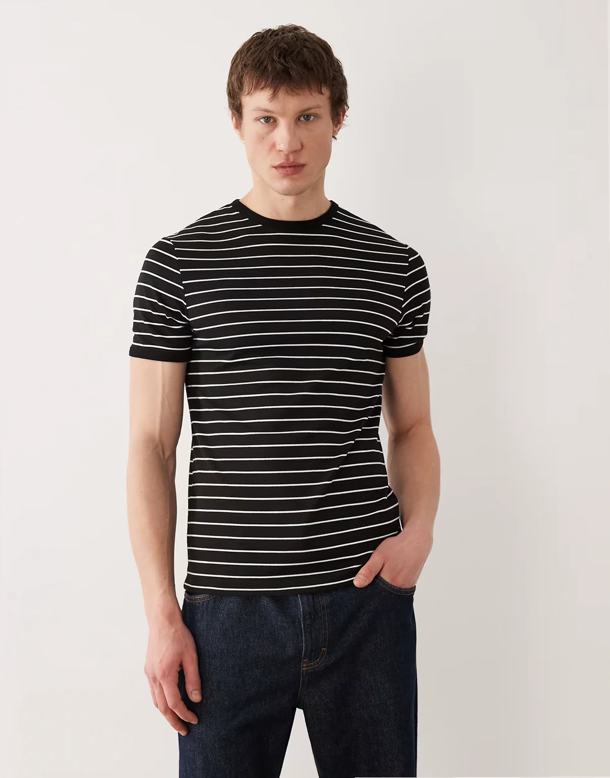 – Gruby fakturowany T-shirt o dopasowanym kroju w czarne paski