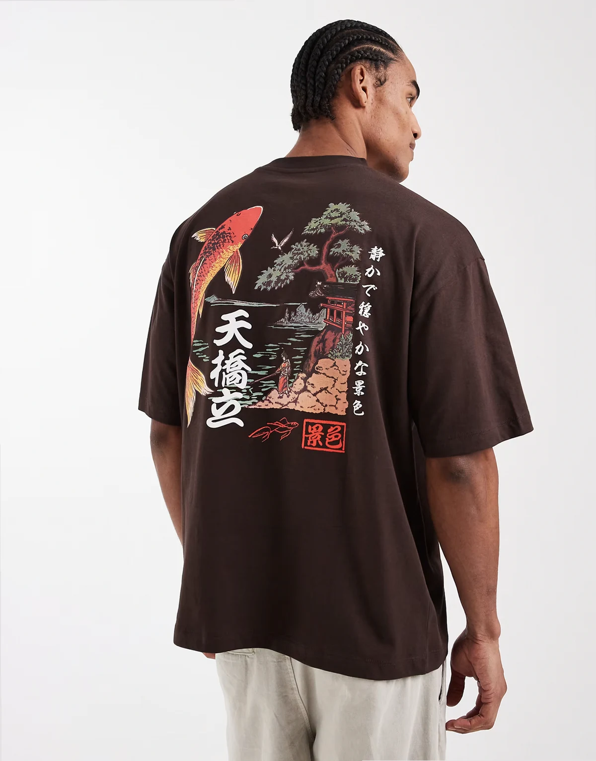 – Brązowy T-shirt oversize z nadrukiem koi