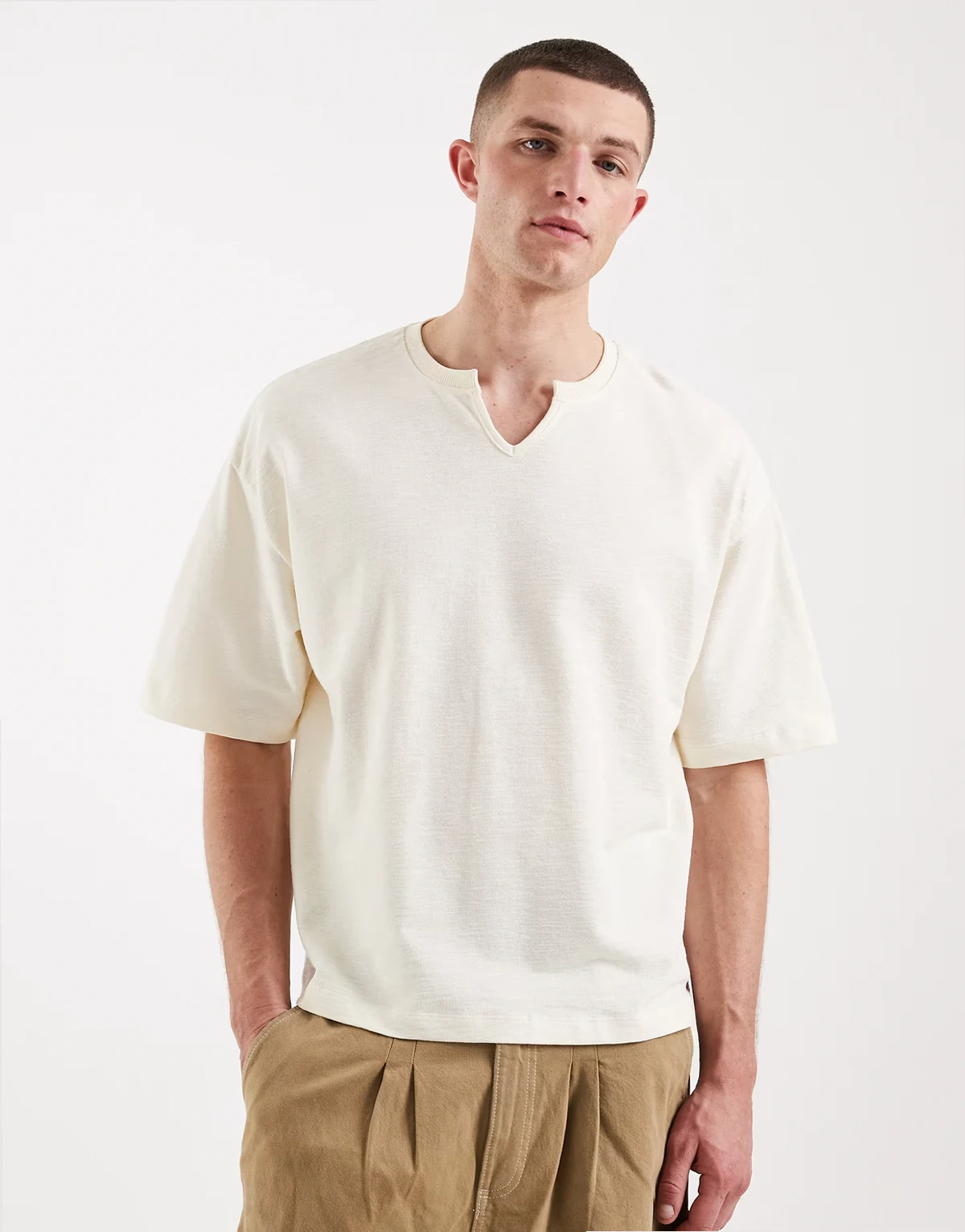– Kremowy T-shirt o pudełkowym kroju oversize z wycięciem w dekolcie