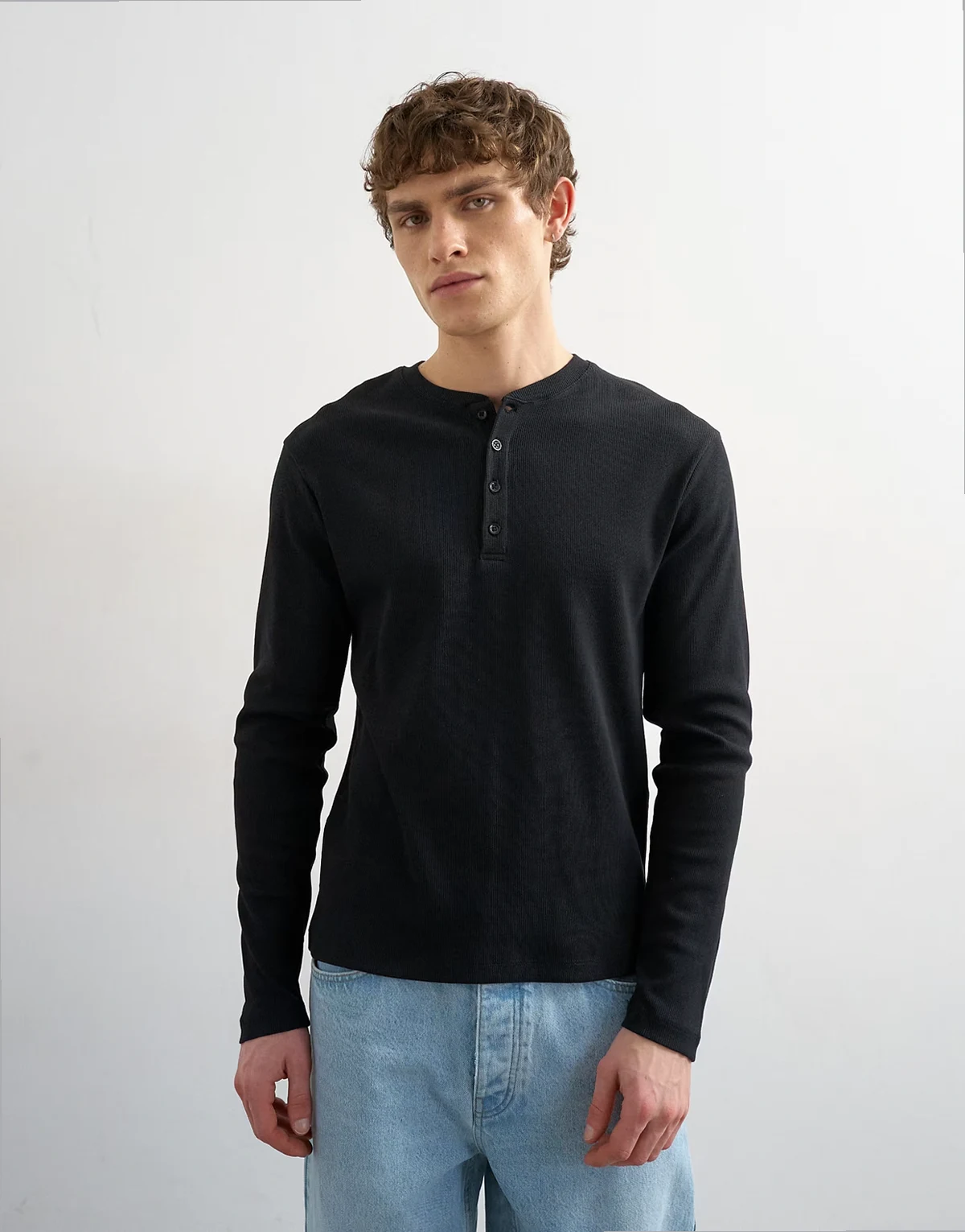 – Czarny, klasyczny, prążkowany T-shirt z długimi rękawami i dekoltem henley