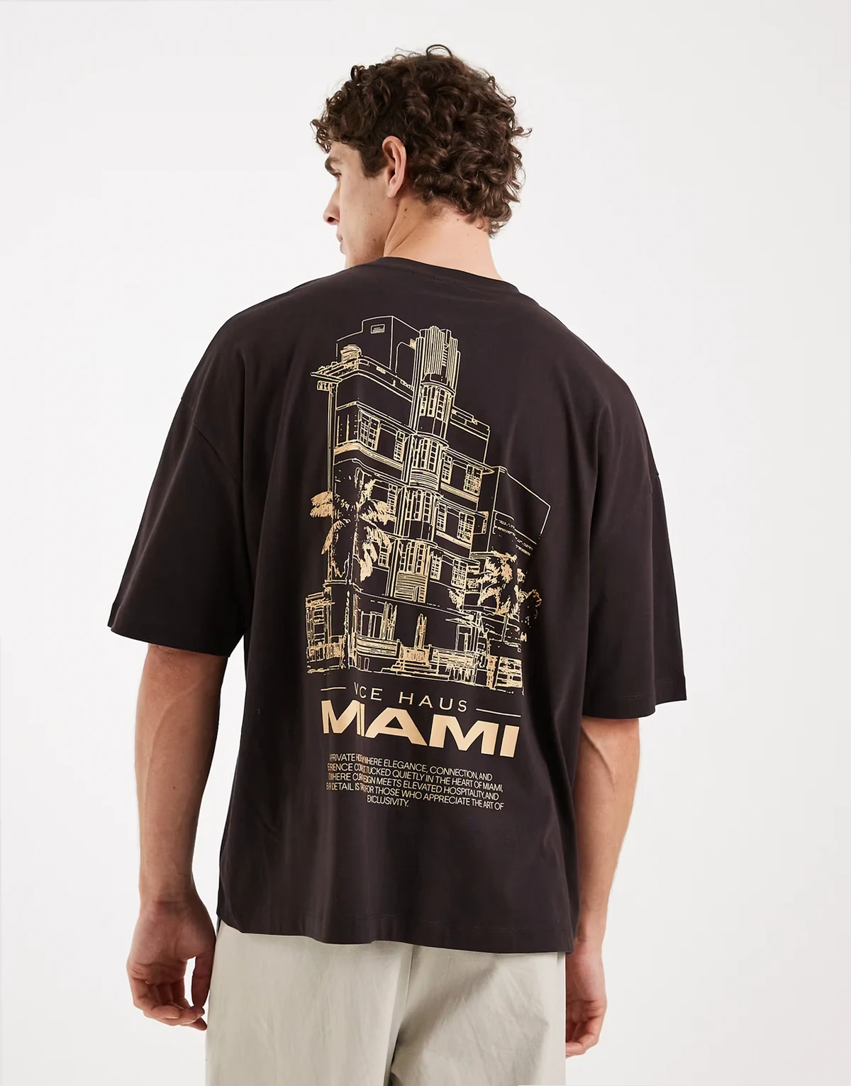– Brązowy T-shirt oversize z nadrukiem „Miami“ na plecach