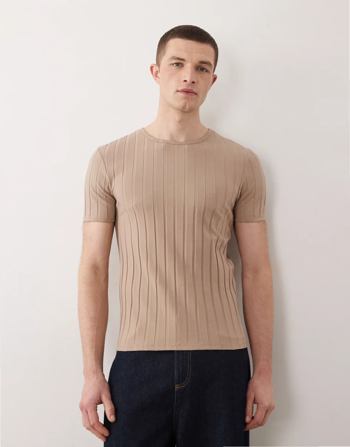 – Beżowy T-shirt o dopasowanym kroju z szerokimi prążkami