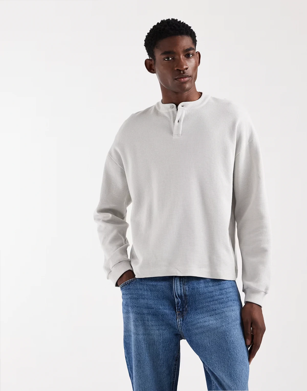 – Szary T-shirt oversize o pudełkowym kroju i waflowej fakturze z długimi rękawami i dekoltem henley