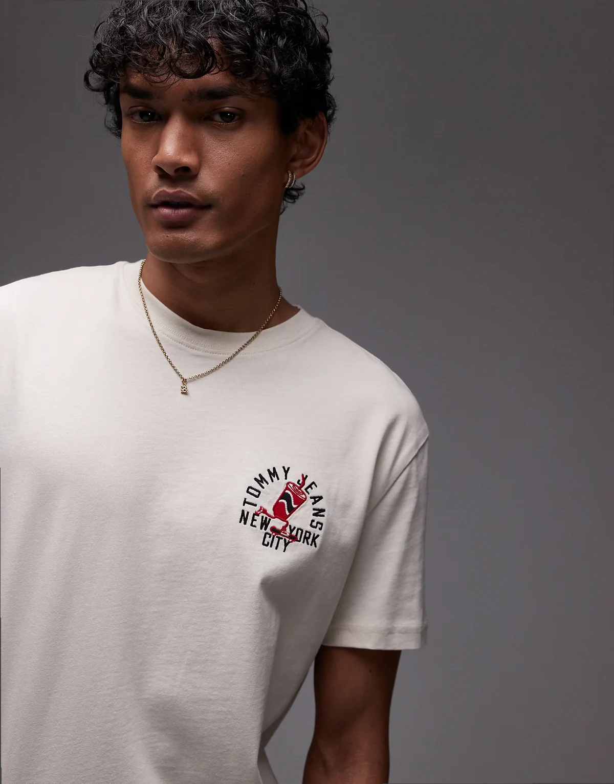 – Beżowy T-shirt z grafiką na lewej piersi